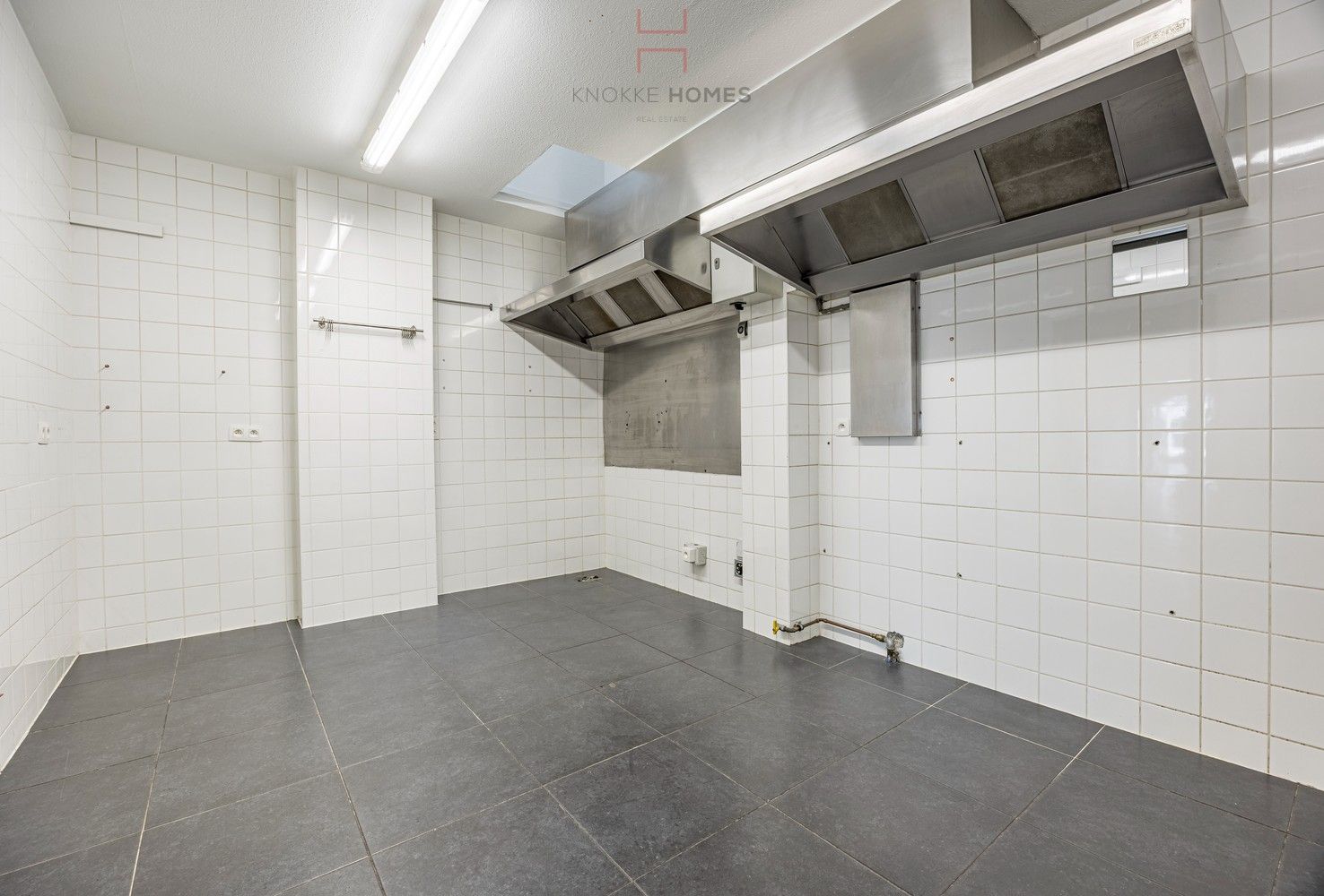 Handel / horeca gelijkvloers op de Zeedijk van Knokke. foto 6