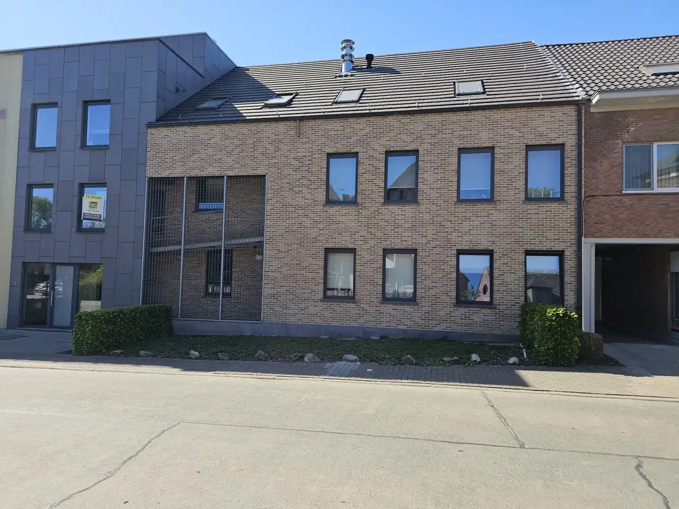 Zeer ruim appartement met terras + garage foto 2