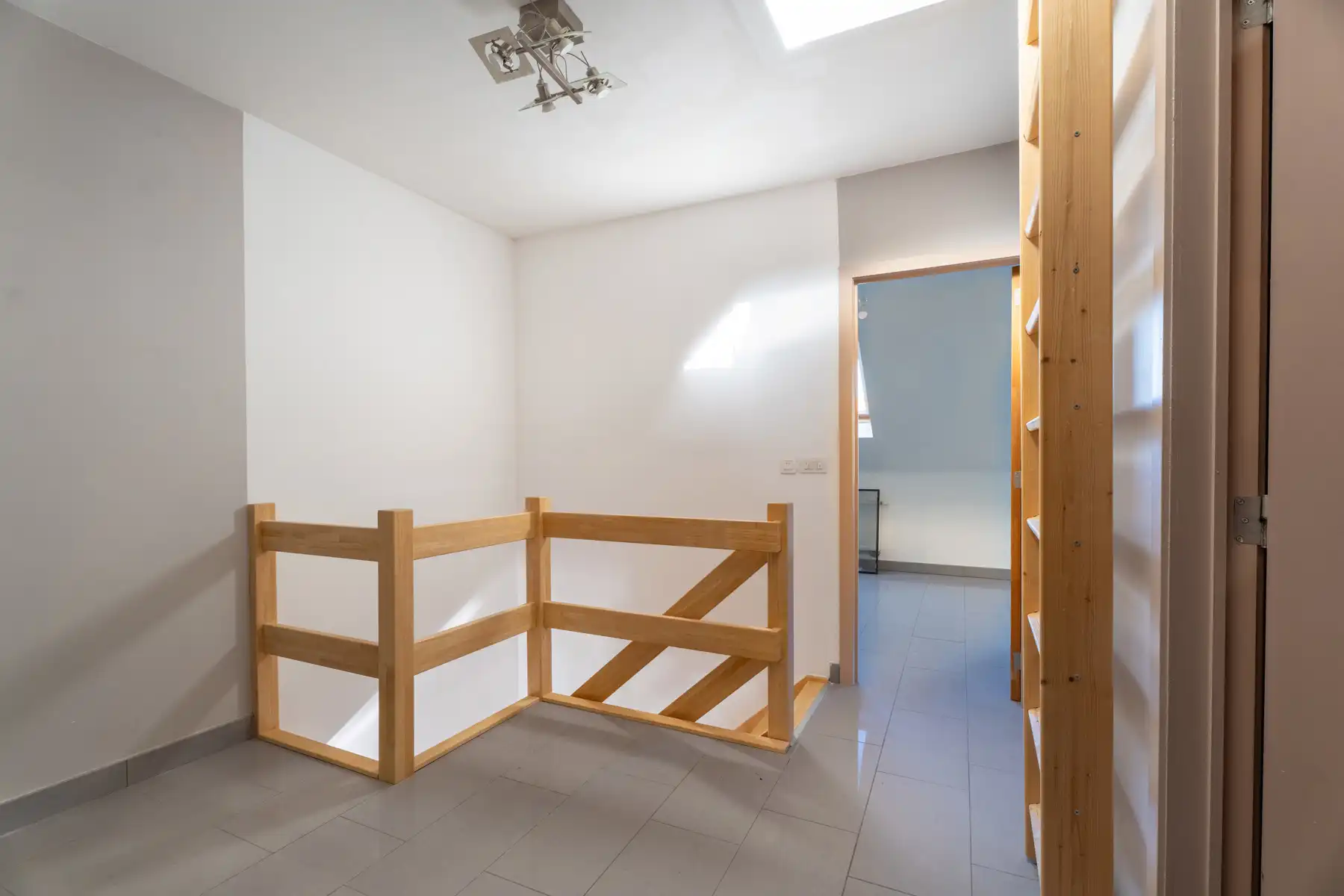 Ruim instapklaar duplex appartement te Sint-Pieters-Leeuw foto 5