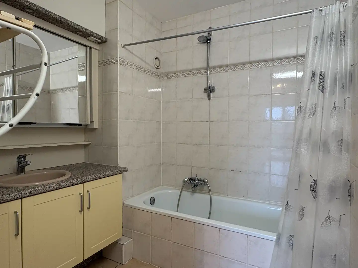 1-slaapkamer appartement te huur in centrum Kortrijk! foto 4