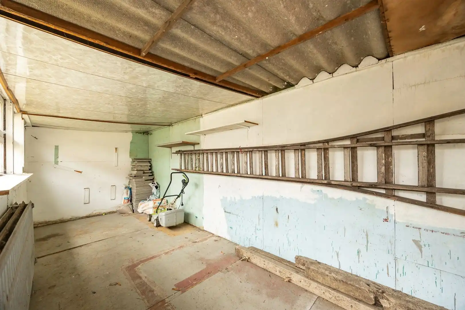 Ruime gezinswoning met zonnige tuin en renovatiepotentieel foto 28