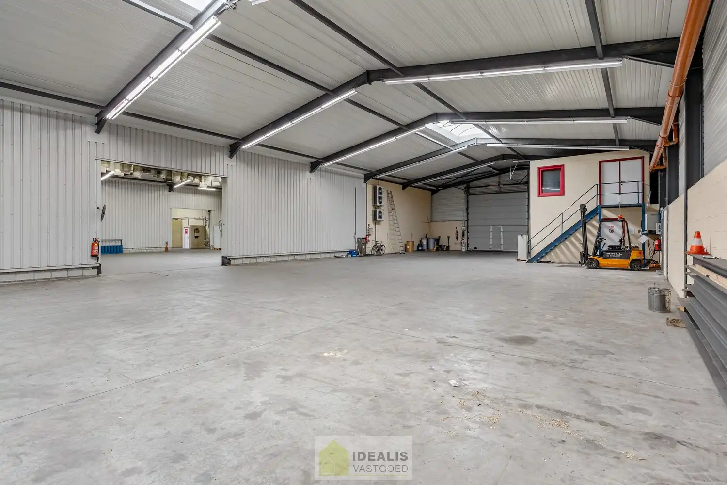 IDEALIS VASTGOED – Industrieel bedrijfsgebouw van maar liefst +-5000m² bruikbare oppervlakte, bestaande uit bedrijfshallen, kantoor- en vergaderruimtes en een appartement met een centrale ligging op industrieterrein Genk Zuid op een perceel van 10.326m² (1,03 hectare). foto 32