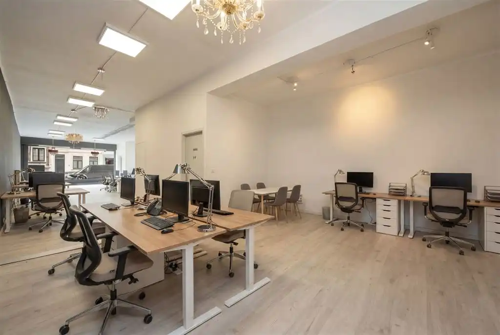 Royale kantoorruimte met grote visibiliteit foto {{pictureIndex}}