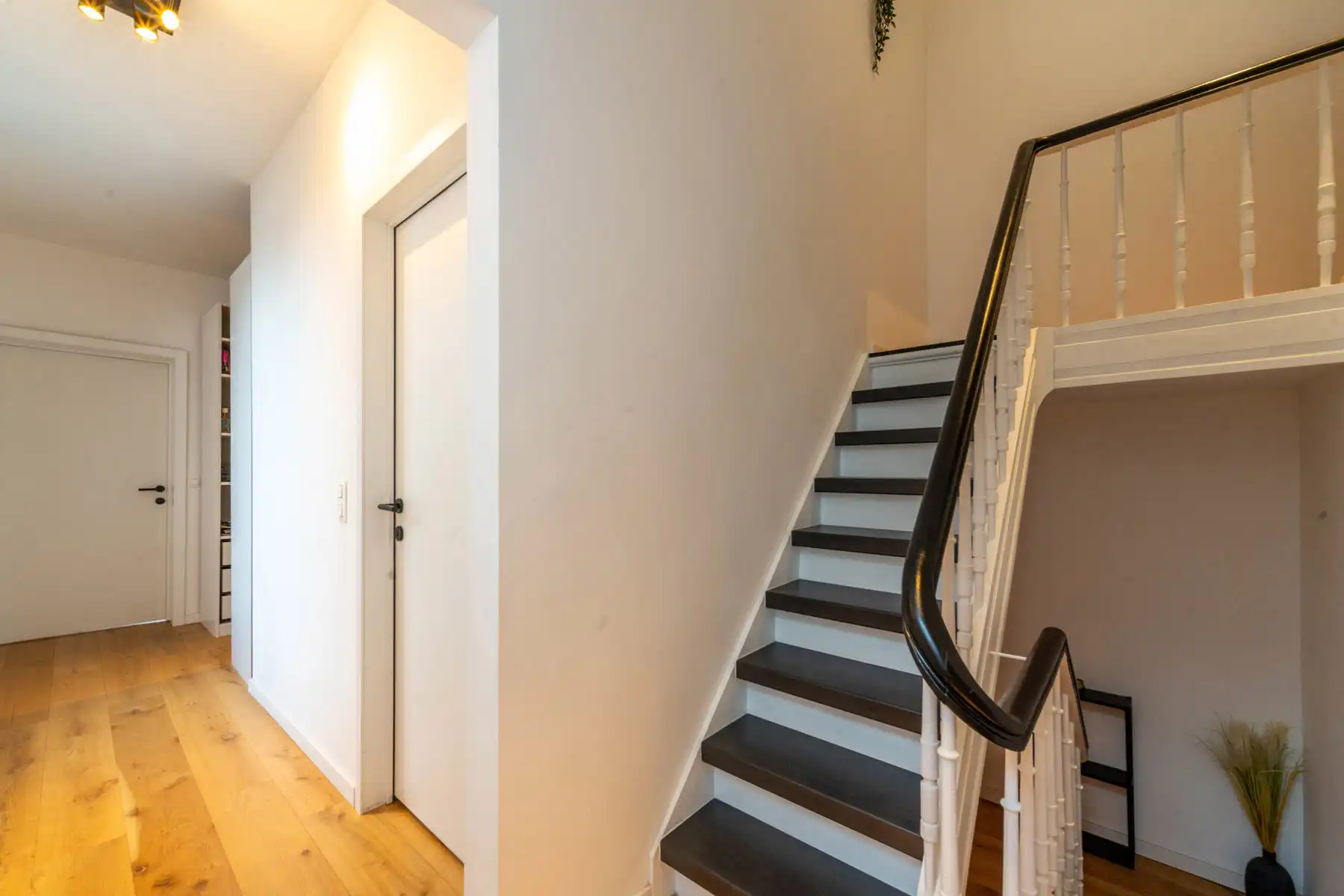 Instapklare, ruime gezinswoning met 5 slaapkamers en praktijkruimte te Boom. foto 10