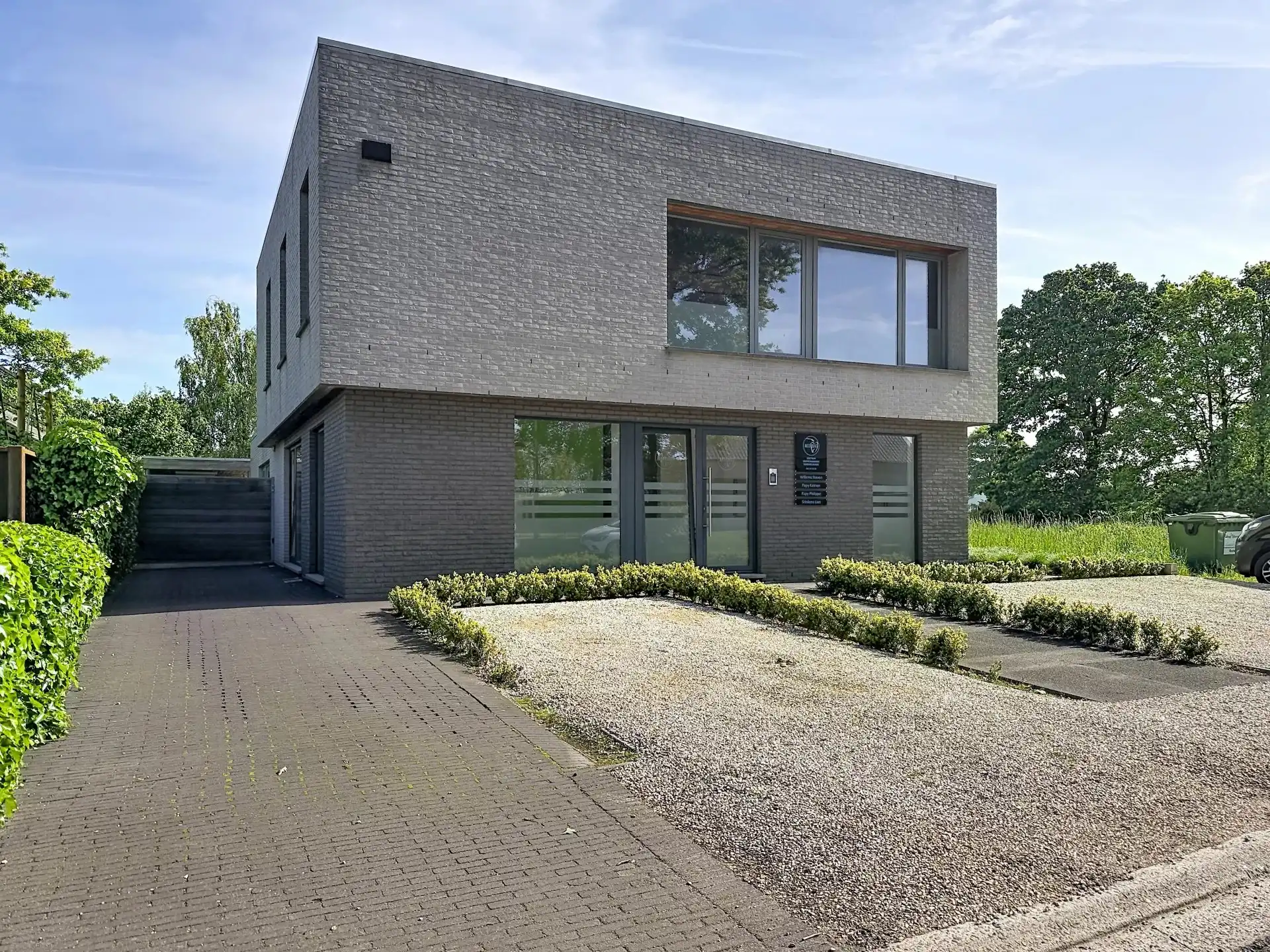 Moderne woning met 3 slaapkamers en praktijk of kantoorruimte op mooi perceel foto {{pictureIndex}}