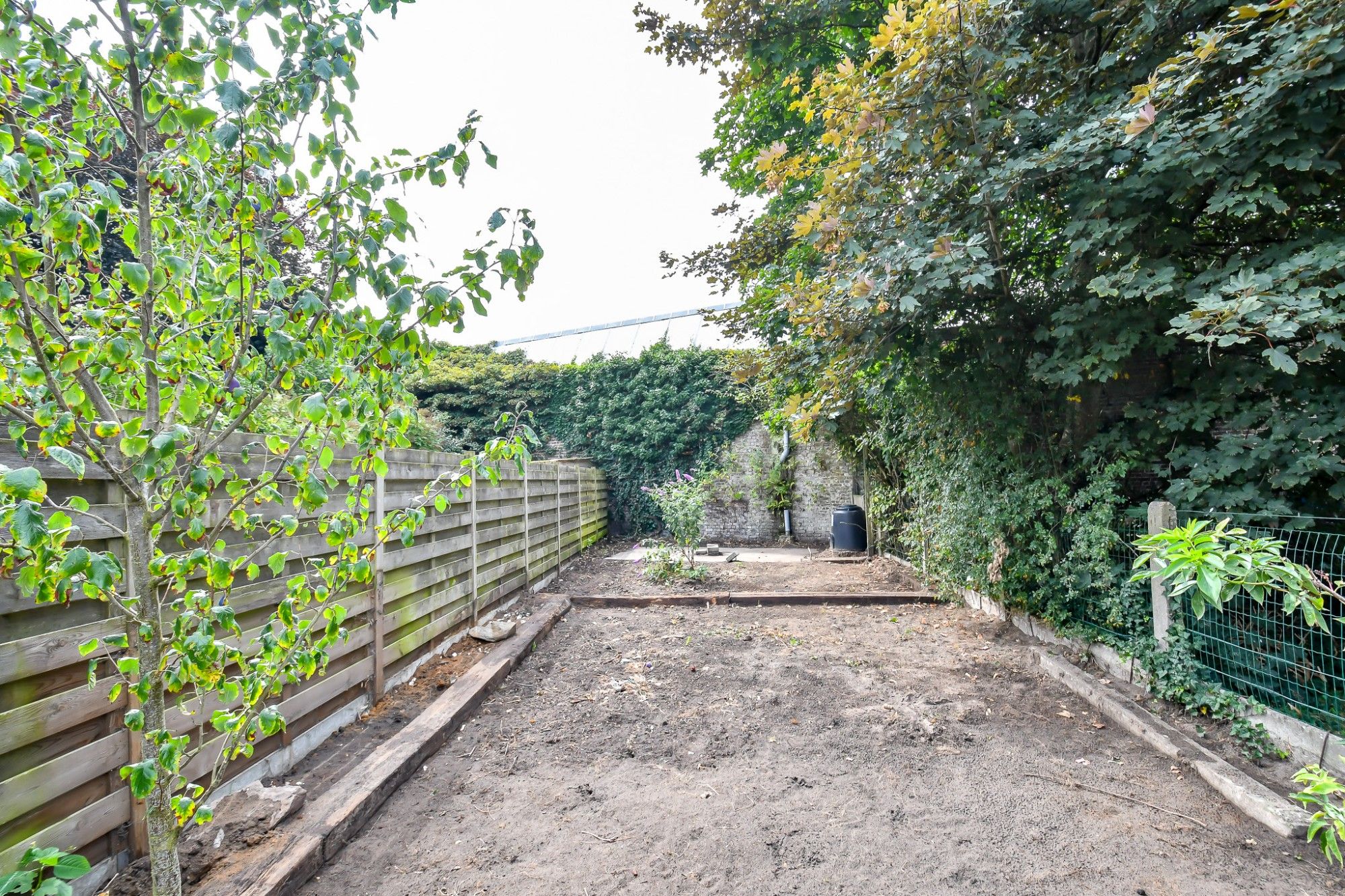 Gezinswoning met 3 slaapkamers, diepe tuin en enorm veel potentieel. foto 14