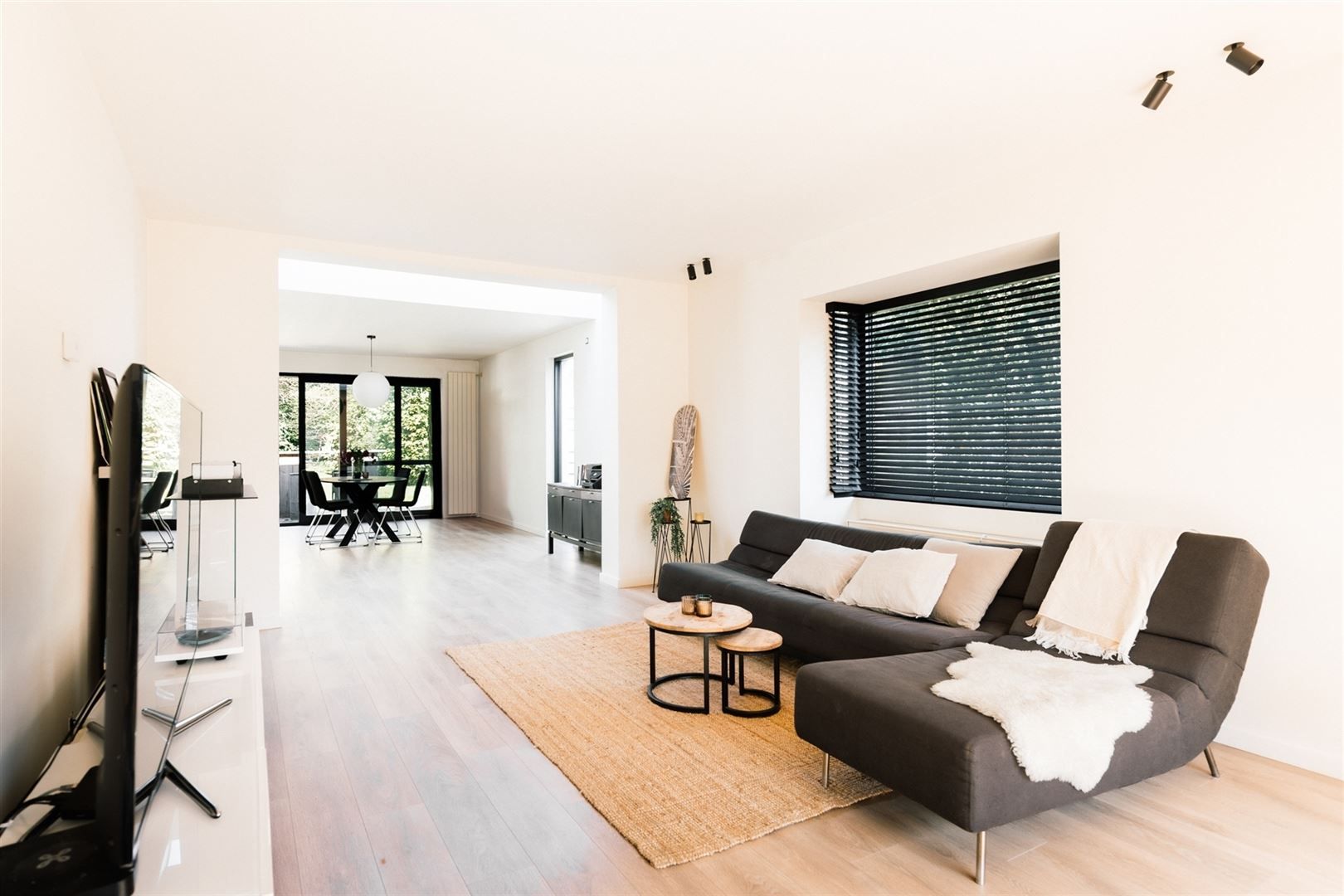 Stijlvol gerenoveerde woning in alle rust met plaats voor elk plan foto 3