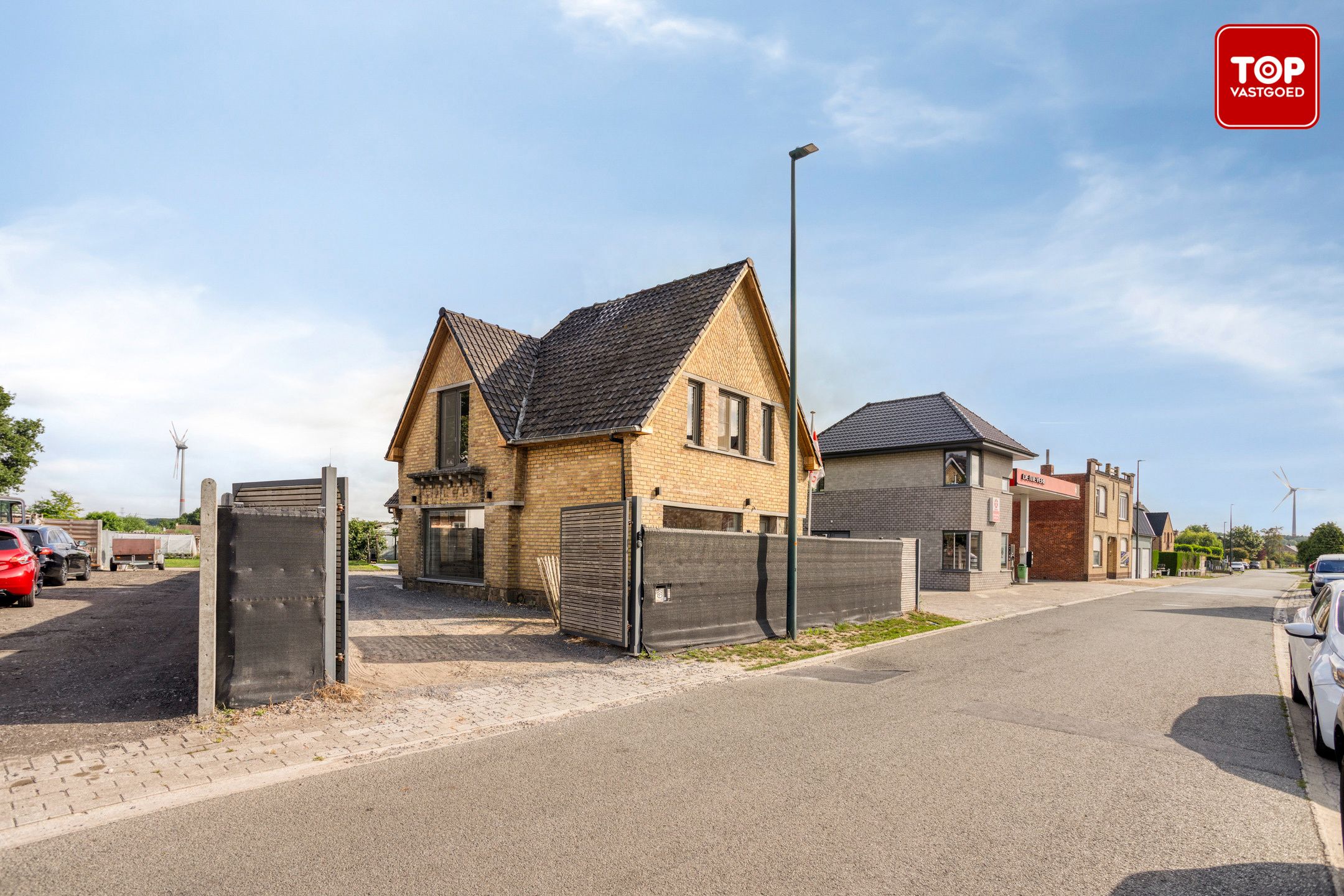Gerenoveerde alleenstaande woning in Adegem met loods en weide foto 2