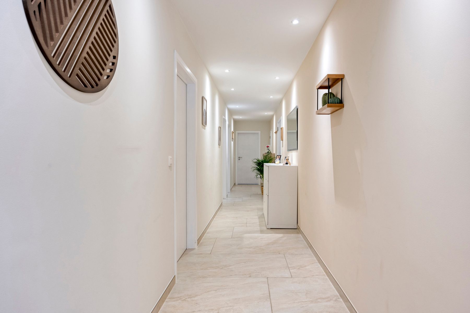 Ruim gerenoveerd 3-slaapkamer appartement op toplocatie !!! foto 9