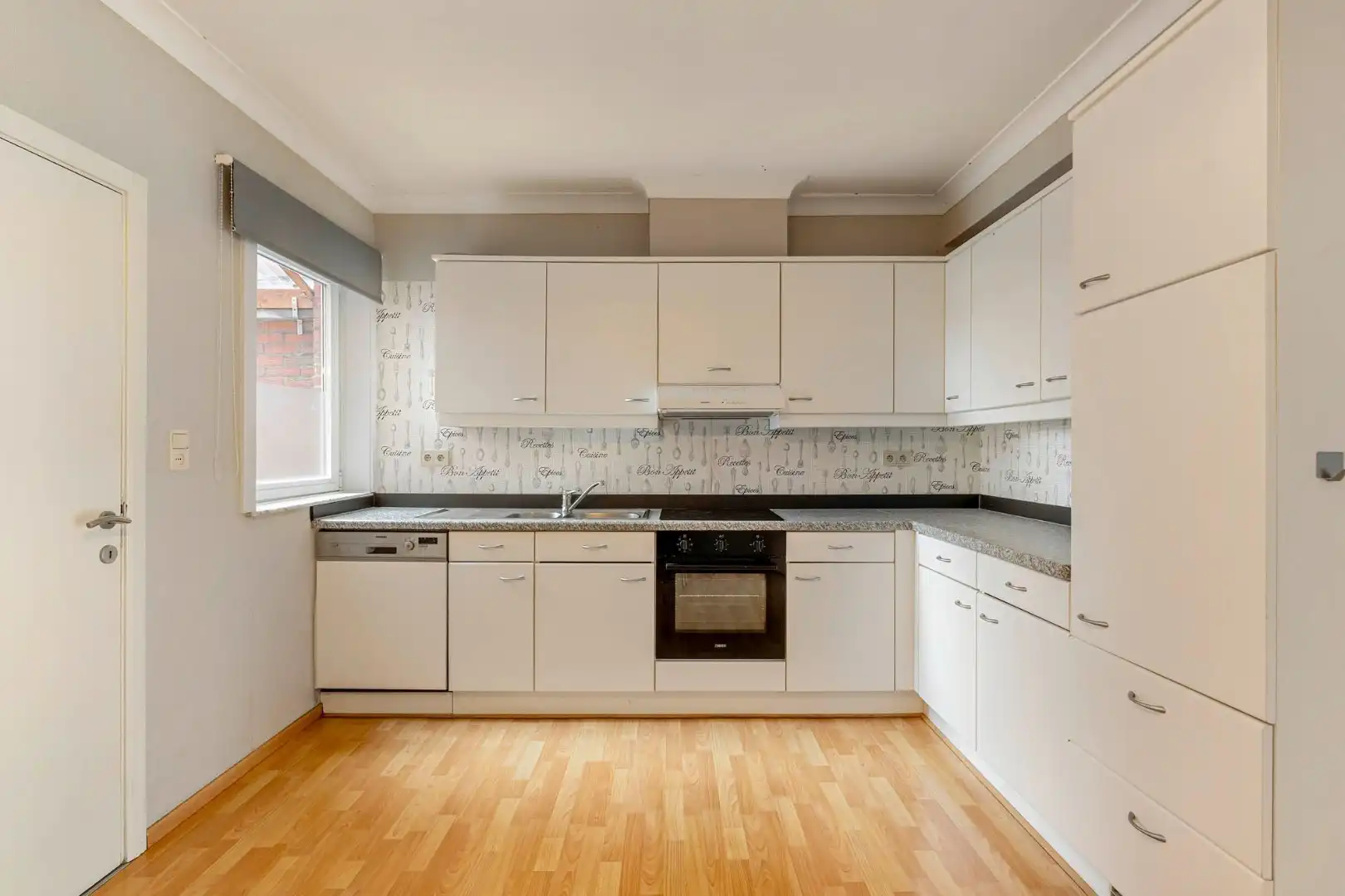 Comfortabel, zeer ruim appartement met 4 slaapkamers, terras en garage in het centrum van Neeroeteren!  foto 14