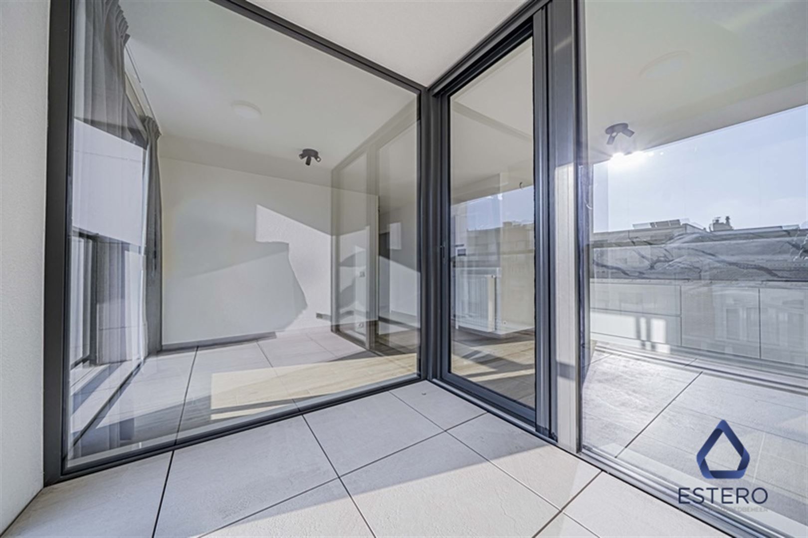 Modern 1-slaapkamerappartement met zonnig terras foto 6