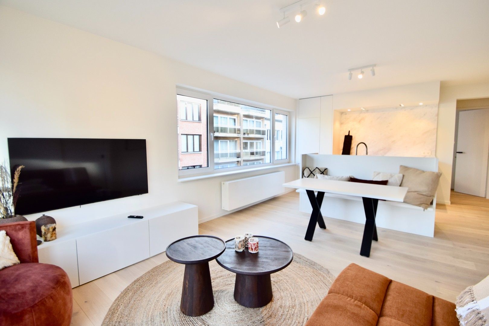 Lichtrijk gemeubeld hoekappartement gelegen in het centrum van Knokke op wandelafstand van de Zeedijk. foto {{pictureIndex}}