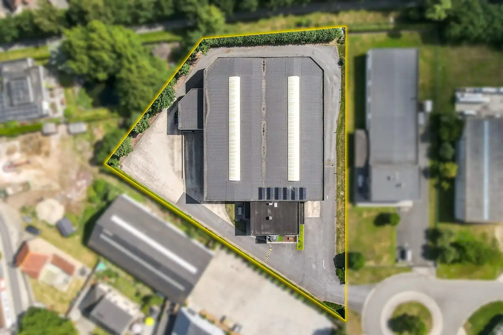Bedrijfswoning met ruime loods van ca. 1.530 m² in de ambachtelijke zone van Eernegem foto 3