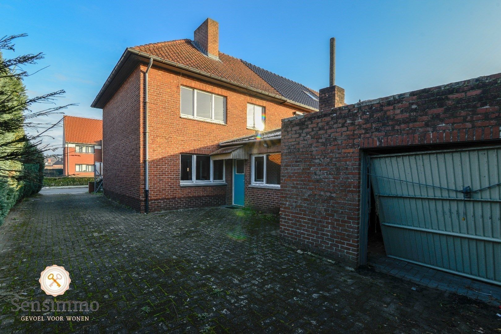 Halfopen woning met 3 slaapkamers en aanpalende bouwgrond foto 3