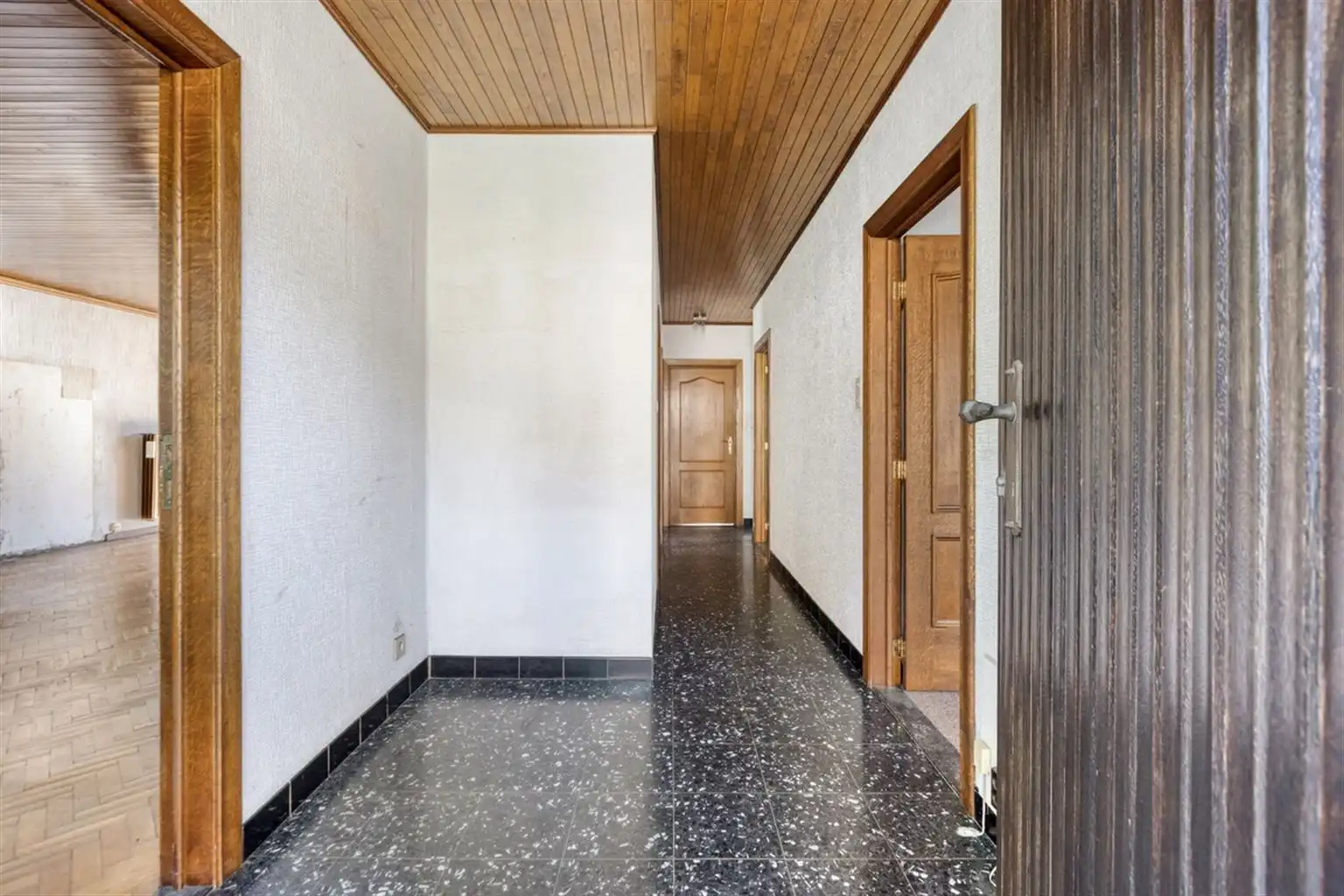 Vrijstaande woning met 3 slaapkamers, ruime tuin en garages op een riant perceel van 9a18ca, rustig gelegen nabij het centrum van Maaseik.  foto 2