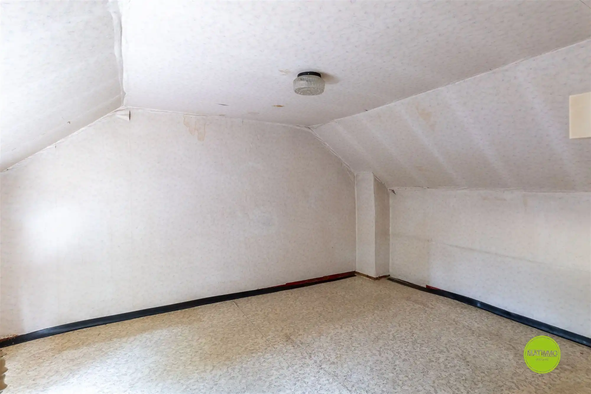 Compacte halfopen renovatiewoning met 2 slaapkamers en tuin foto 11