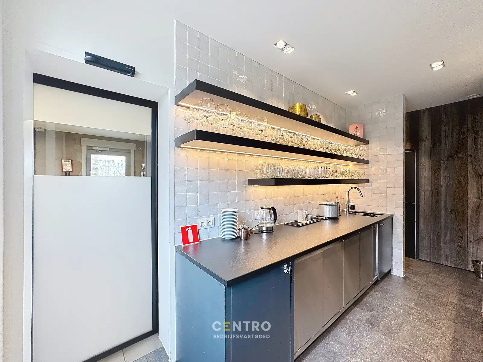 Fantastische woonst met handelsruimte op CHARMANTE ligging te Oostende! foto 32