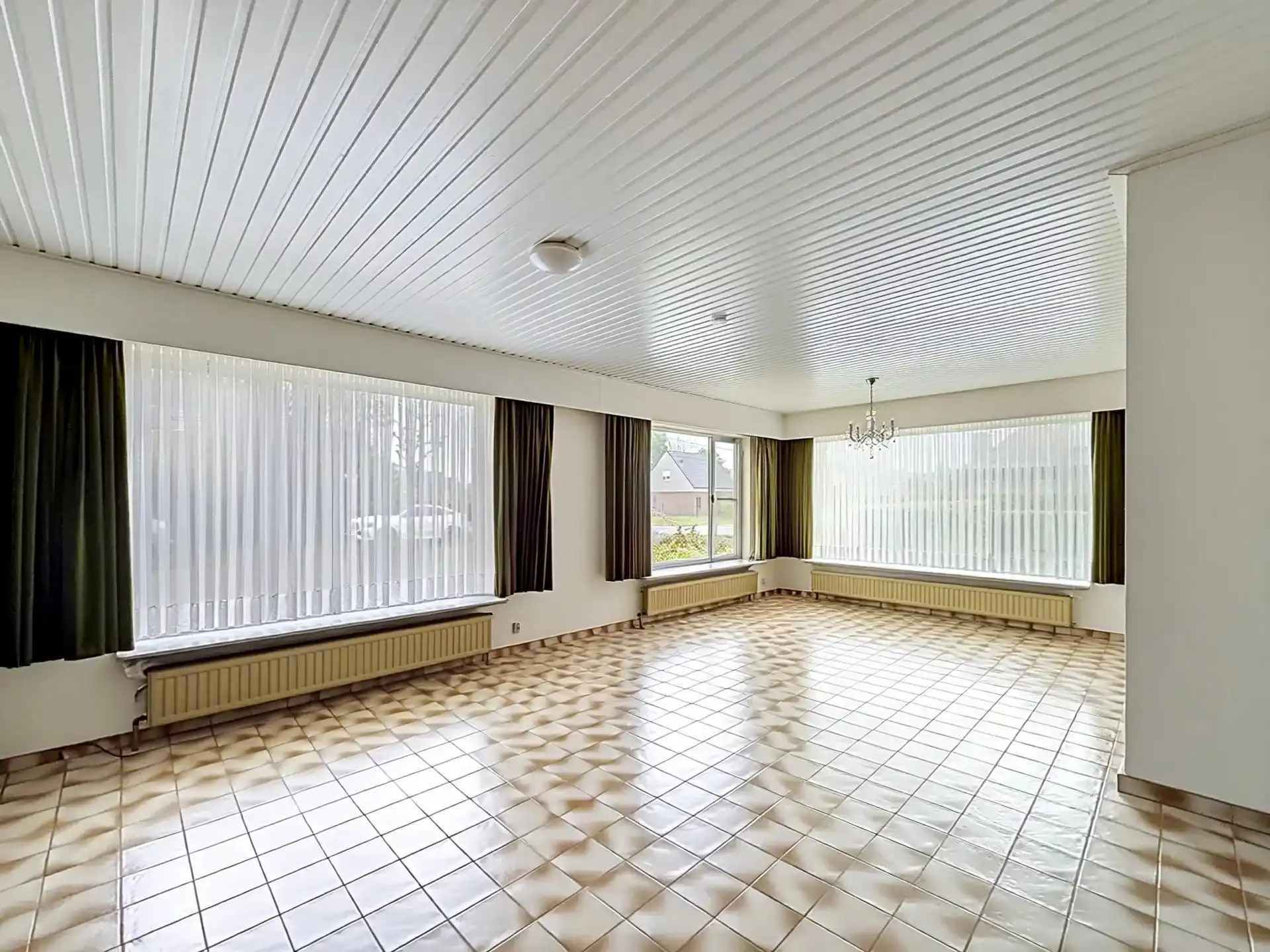 Te renoveren gelijkvloerse woning met 3 slaapkamers op een ruim perceel. foto 5