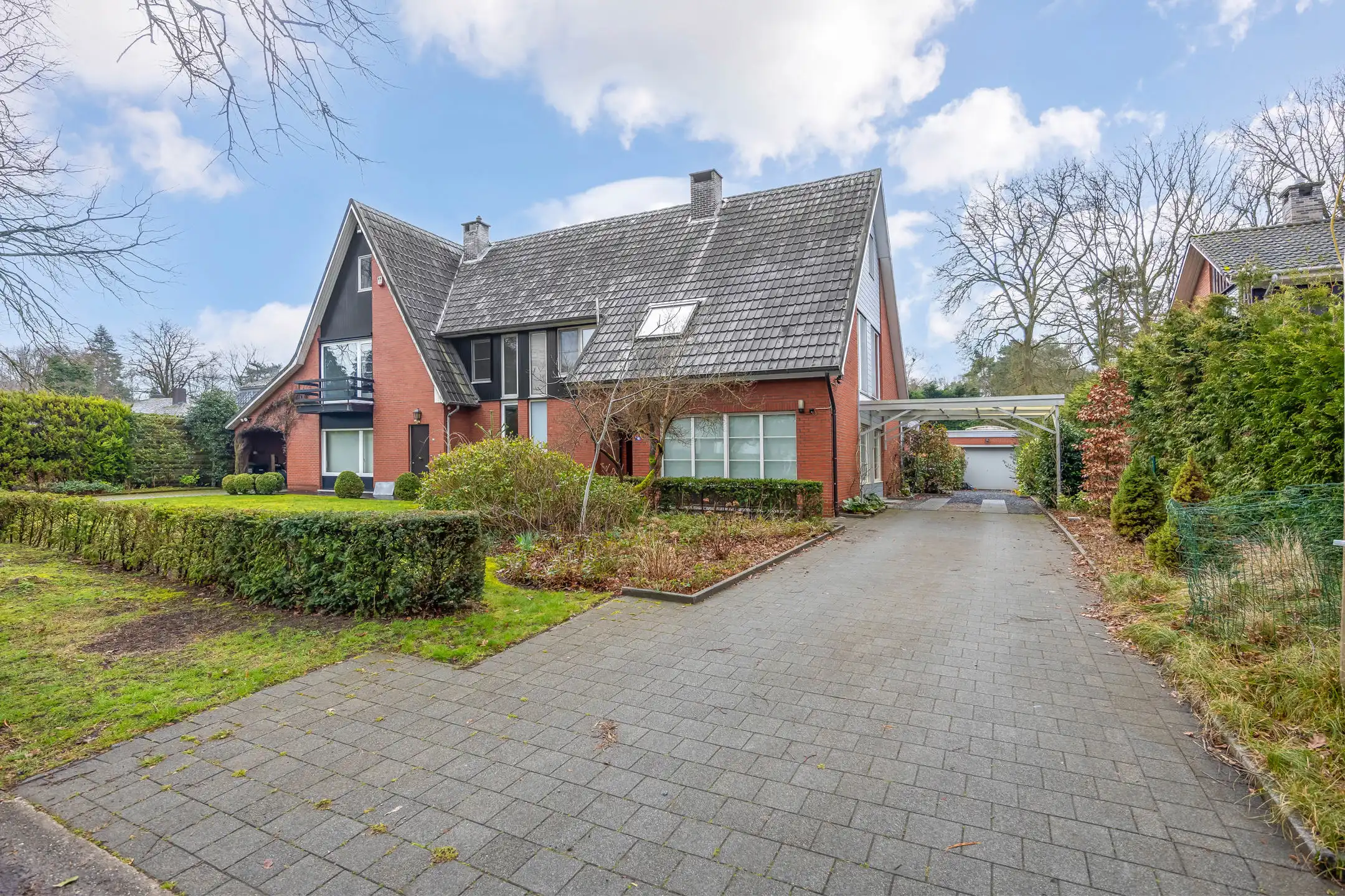 Ruime halfopen woning op zuidgericht perceel van 752 m² foto {{pictureIndex}}