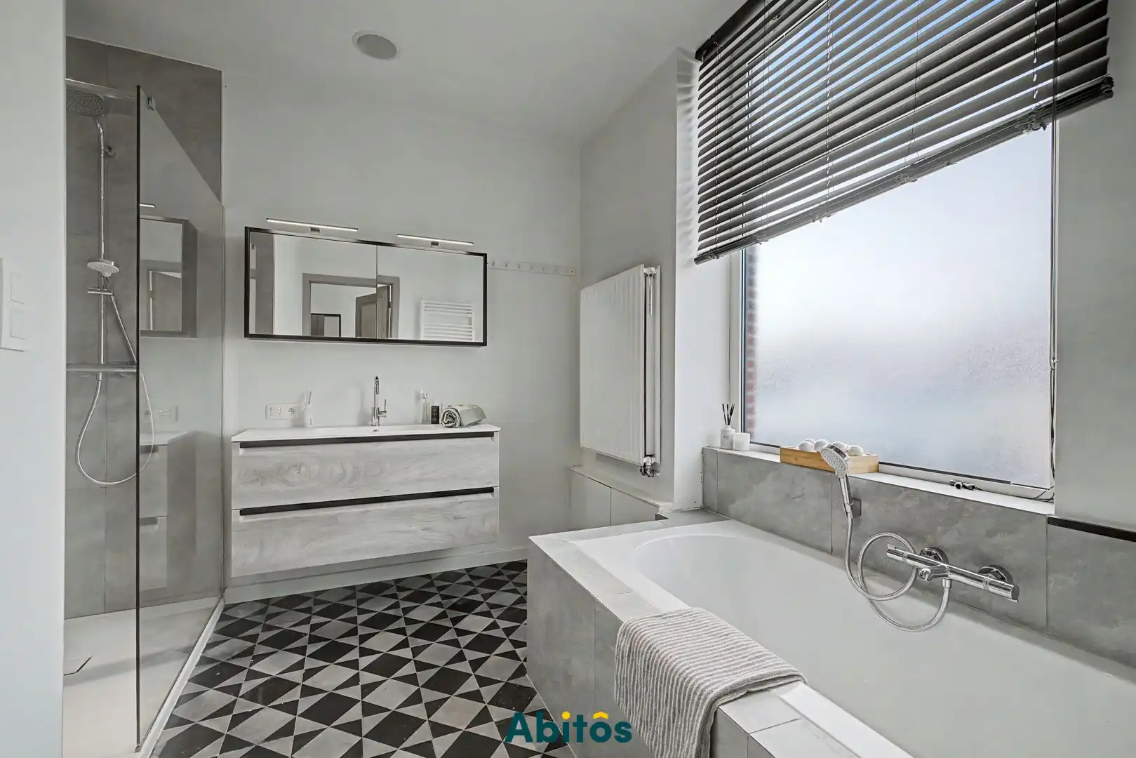 Instapklare woning met drie slaapkamers en leuke tuin foto 17