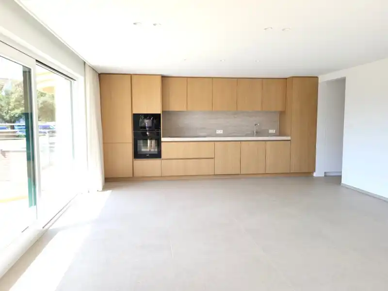 Prachtig gerenoveerd hoekappartement met 3 slaapkamers te koop foto 3