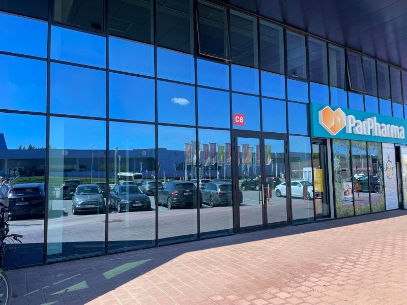 Lichtrijk kantoor / winkel te huur in de Ghelamco arena. foto 1