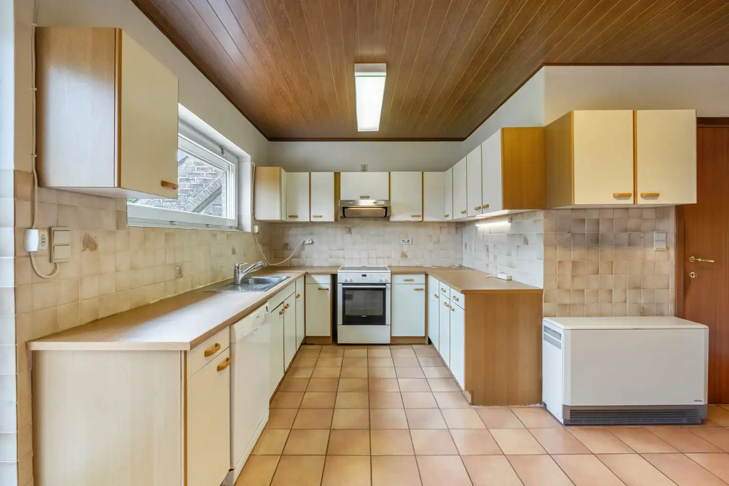 Te renoveren woning met vier slaapkamers, inpandige garage en noordwest georiënteerde tuin op een perceel van 6 are 78 ca te Begijnendijk ! foto 8