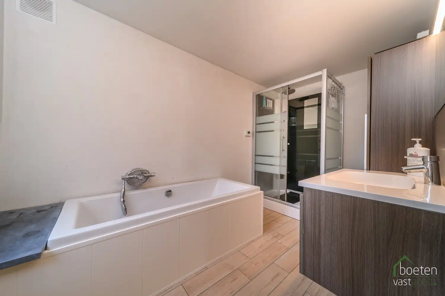 RENINGE: Gezellige dorpswoning met een gerenoveerd gelijkvloers, 3 slpks & zolder en tuin met open zicht op 376m² grondopp. foto 8