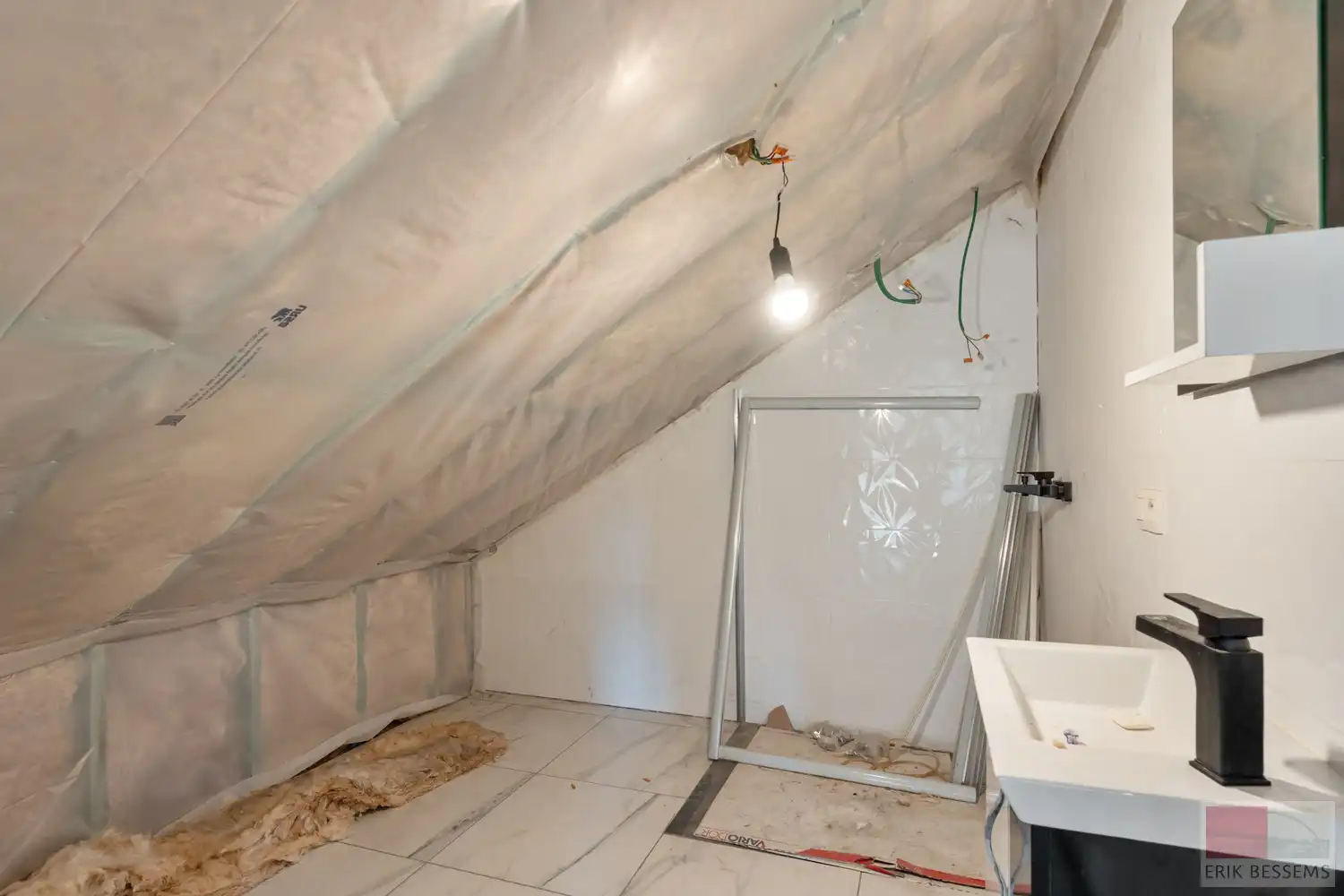 Prachtige en ruime woning met een woonoppervlakte van ca. 277 m², gebouwd in 2018 met vloerverwarming en voorzien van 5 volwaardige slaapkamers en 3 badkamers foto 28