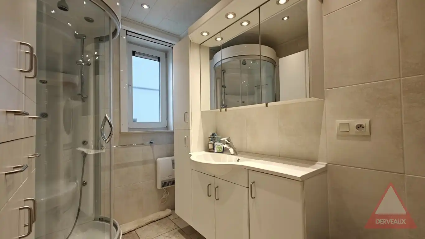 Ieper - Ruim en lichtrijk appartement met zonnig terras rondom foto 9