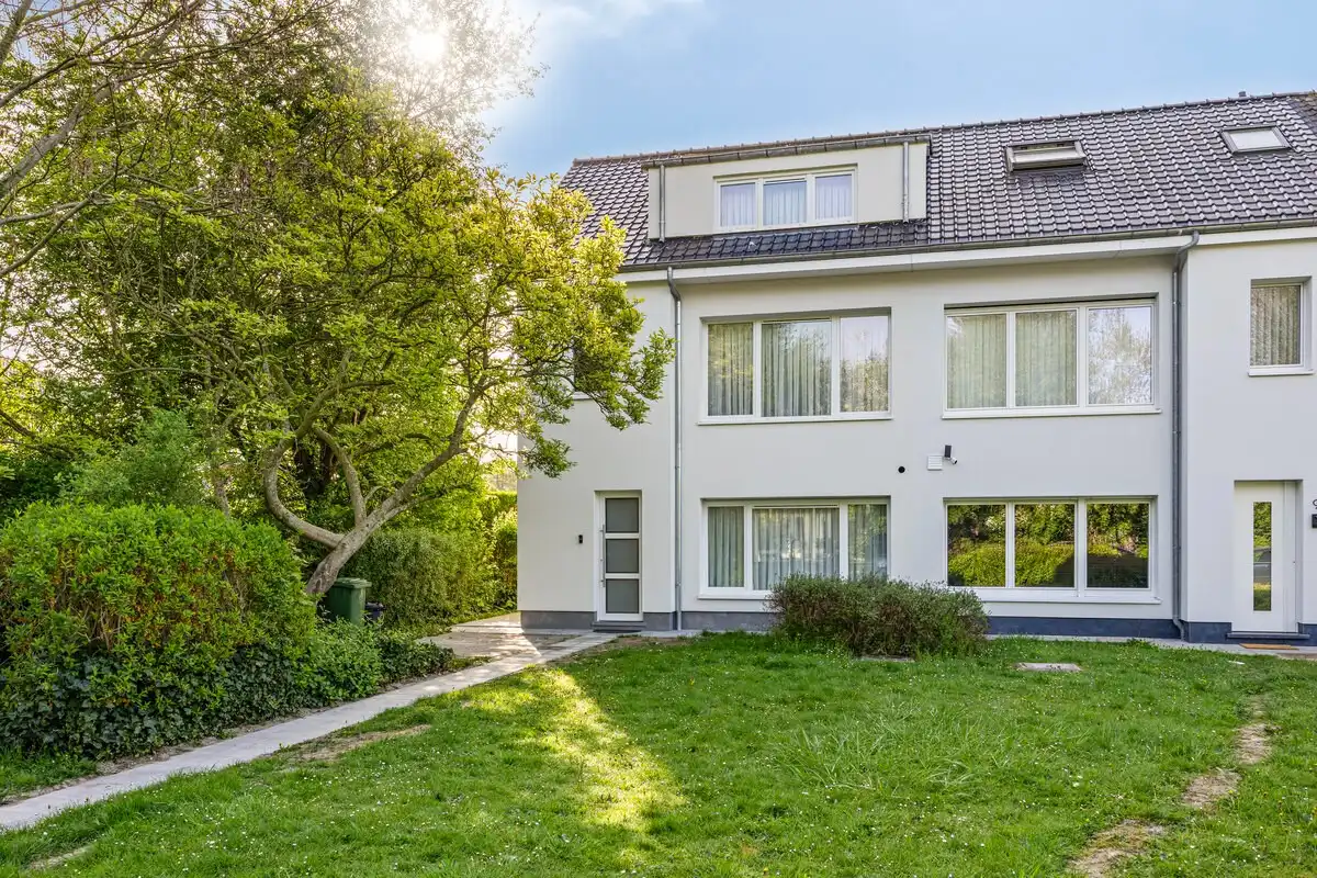 Energiezuinige, instapklare gezinswoning met 4 slaapkamers in Sint-Denijs-Westrem foto {{pictureIndex}}