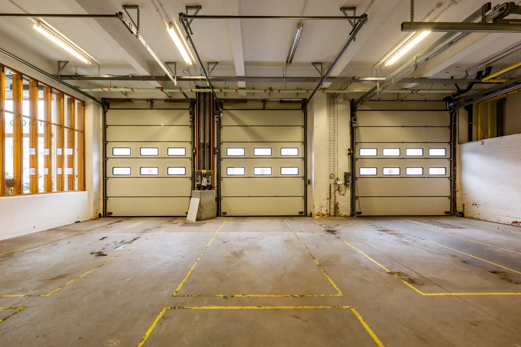 Ruim en veelzijdig bedrijfspand met parking en opslag foto 9