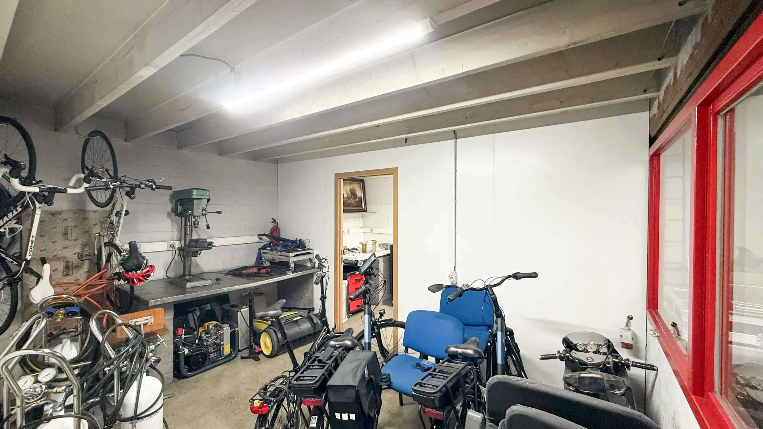 Gelijkvloerse woning met ruim magazijn en zwembad! foto 51