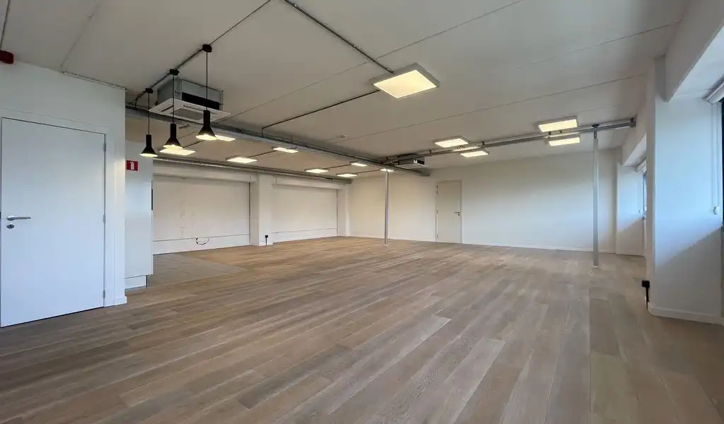 Modern afgewerkte kantoorruimte te huur in Burcht foto 7