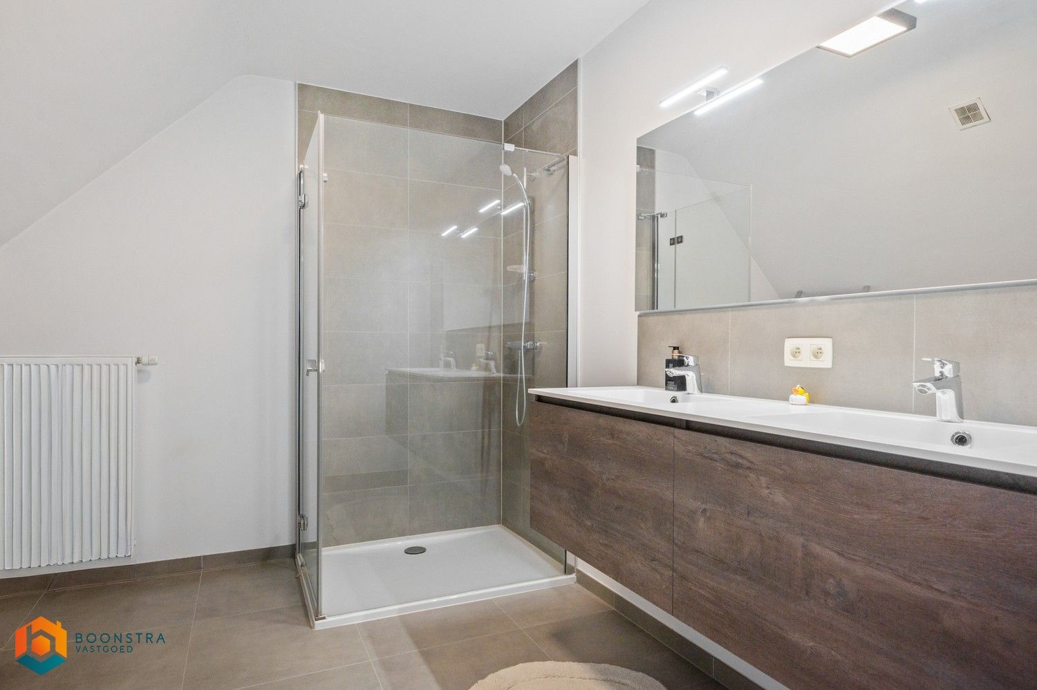 Lichtrijk penthouse met één slpkr en twee terrassen foto 7