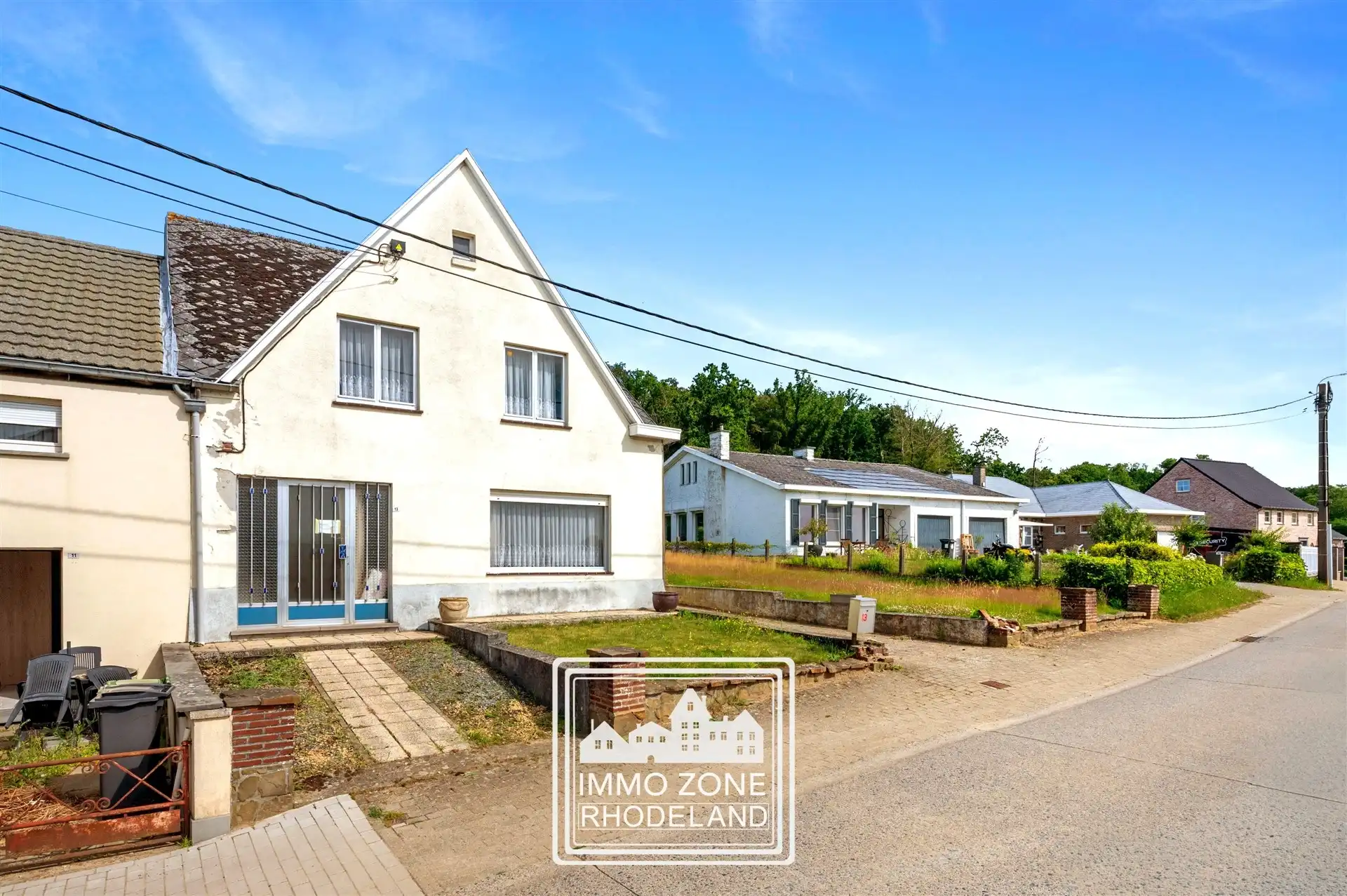 Gunstig gelegen te renoveren woning met veel potentieel foto 2