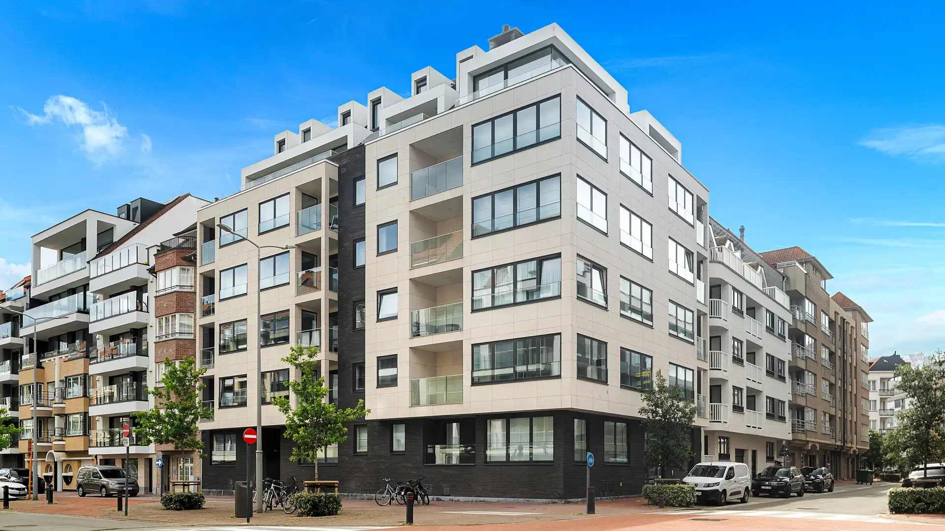 Modern 1-slaapkamerappartement met terras op een toplocatie. foto {{pictureIndex}}