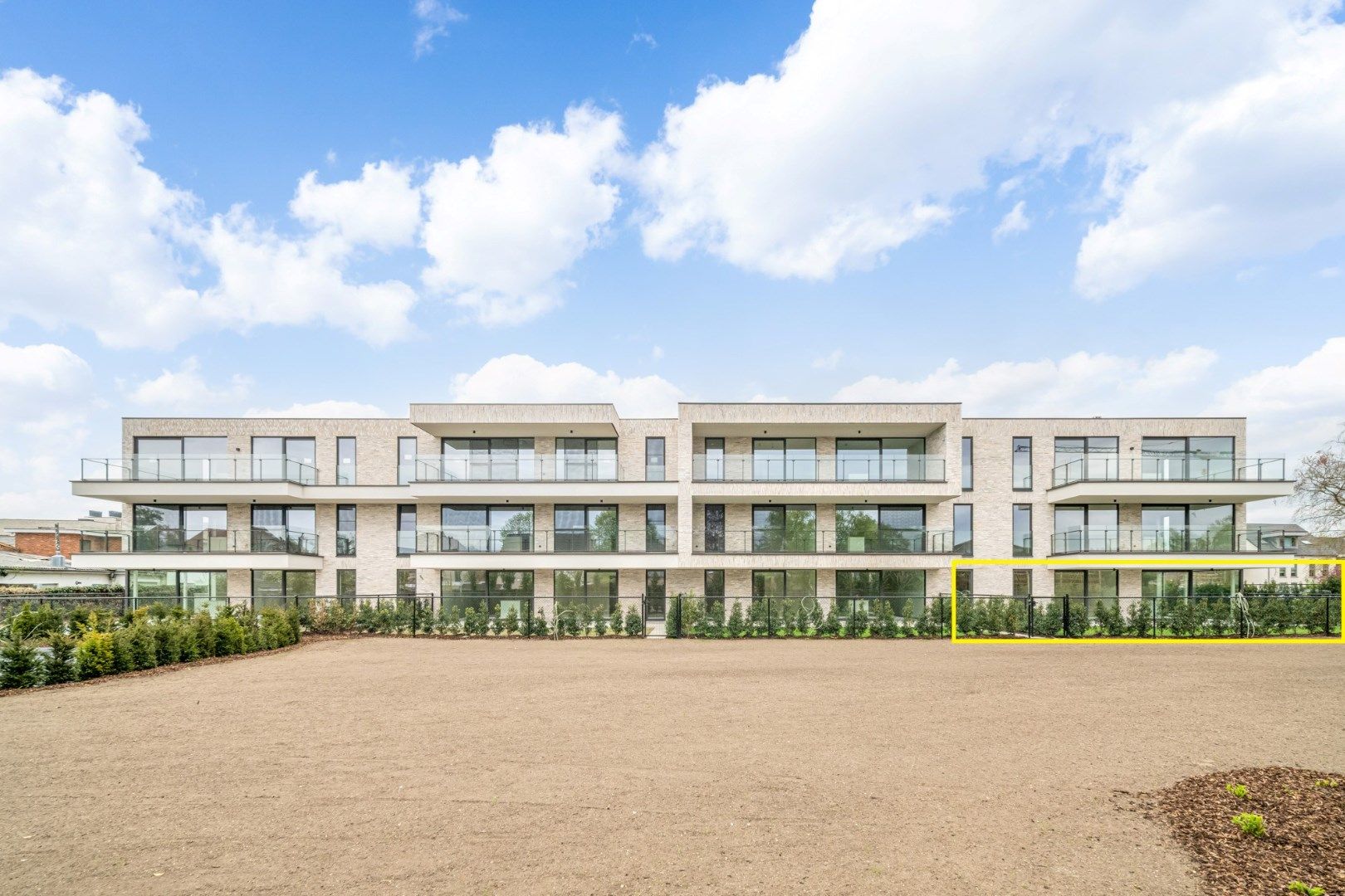 Stijlvol nieuwbouw gelijkvloers appartement in centrum Zonhoven met 3 slaapkamers + groot terras  - Rolstoeltoegankelijk foto {{pictureIndex}}