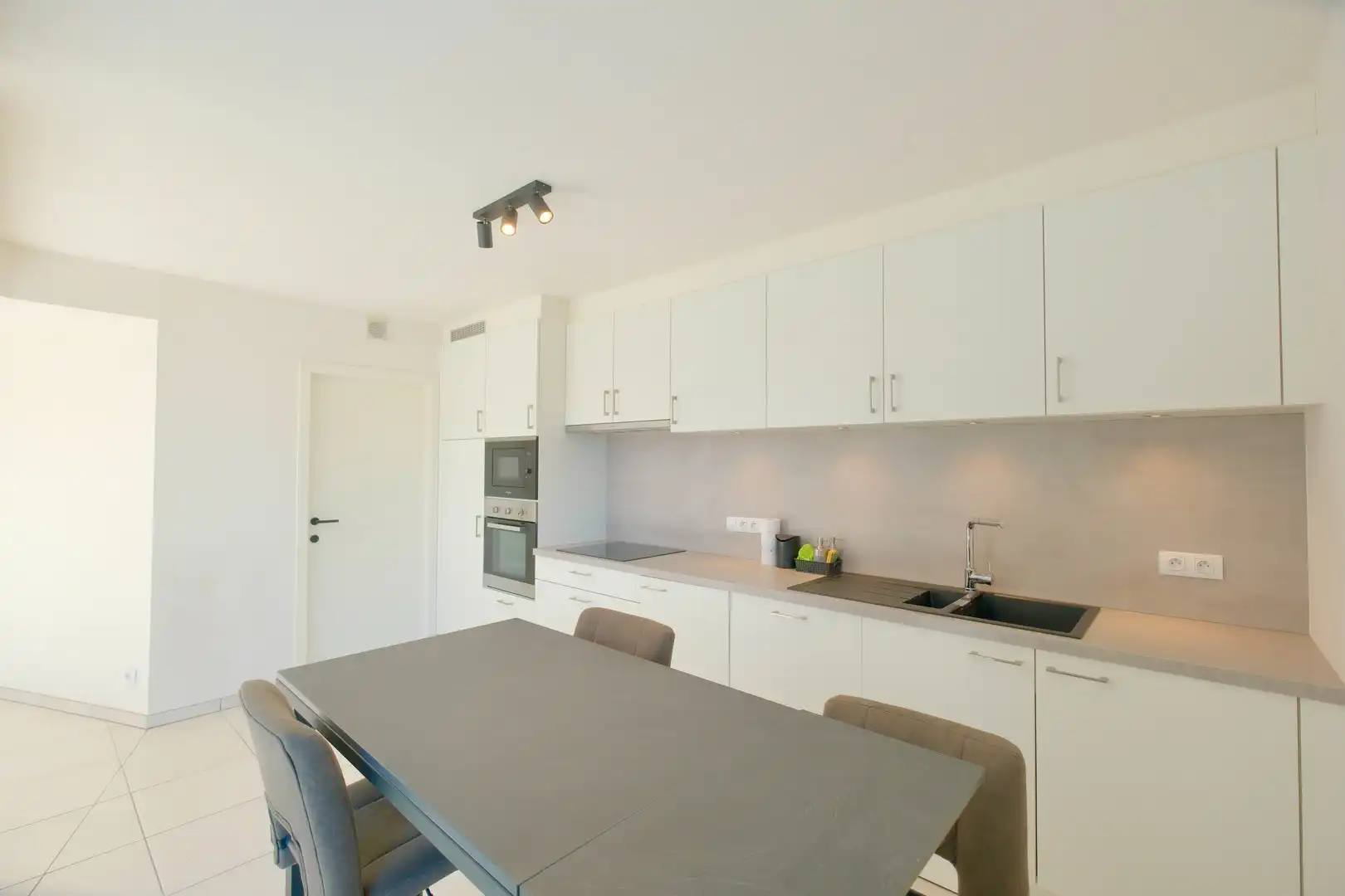 Recent app. met 2 slpks, prachtig terras en staanplaats! foto 7