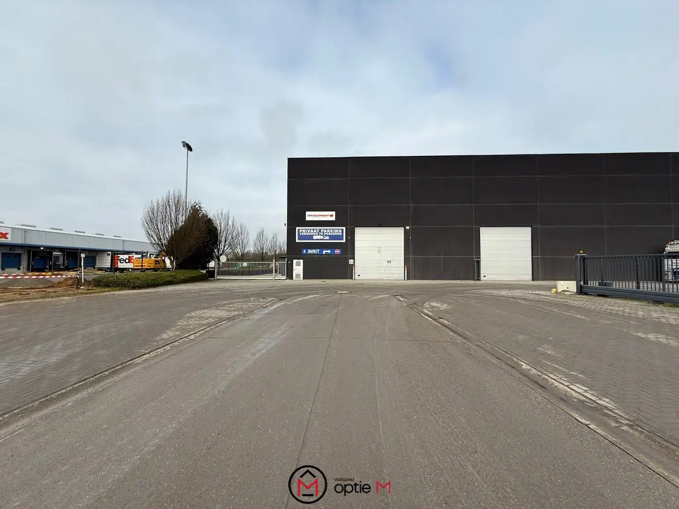 GOED GELEGEN MAGAZIJN MET SANITAIR EN BUREEL foto 2