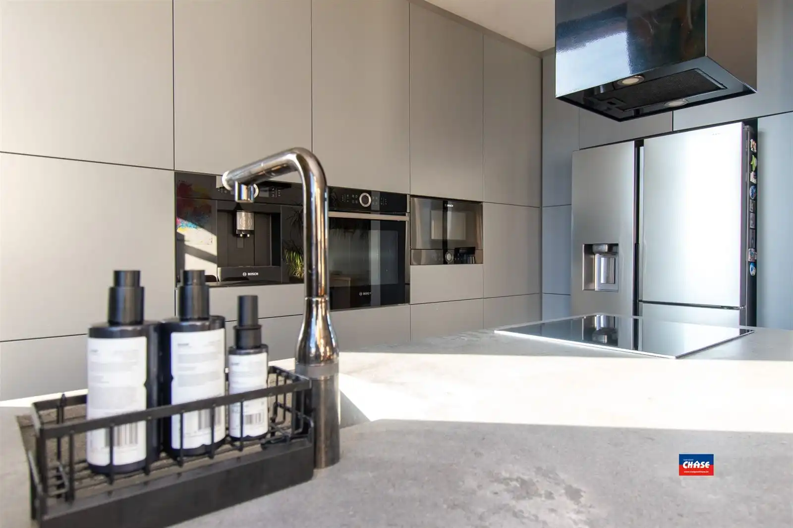 Bel-étage met 4 slaapkamers, 2 badkamers, kantoorruimte, garage en tuin. foto 7