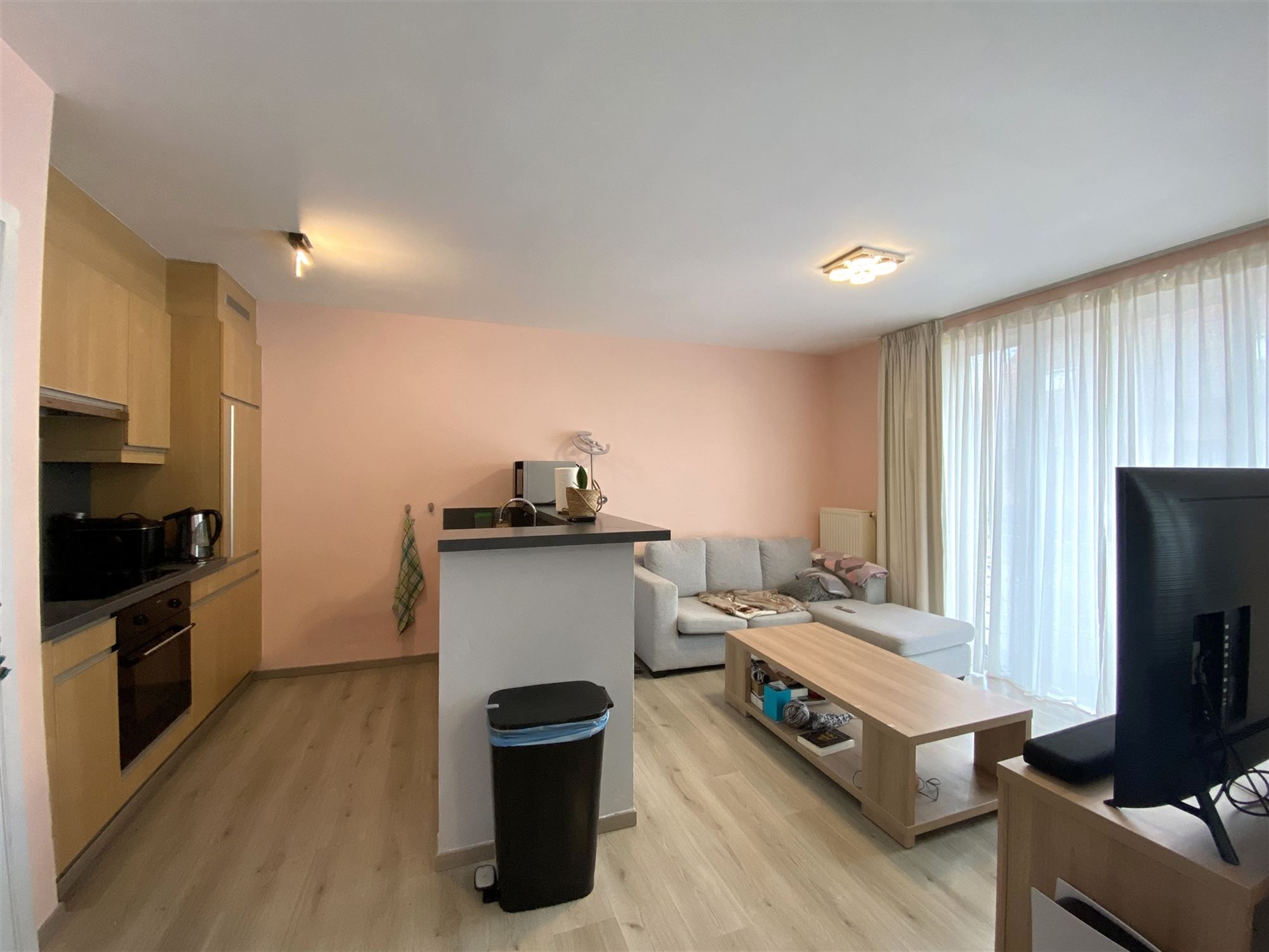 2 slaapkamer-appartement met terras en garage, gelegen in het centrum van Oosteeklo foto 5