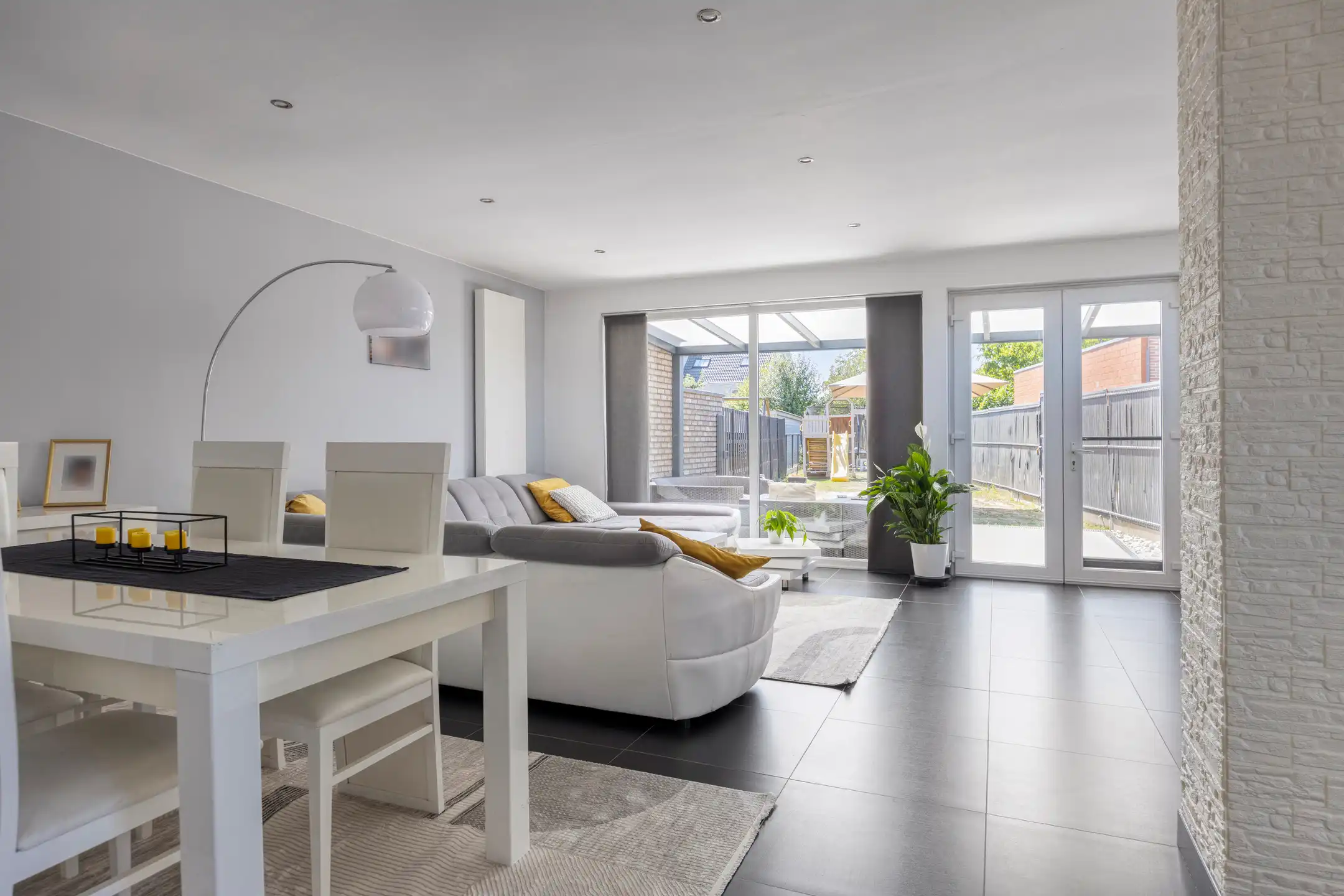 Ruime gezinswoning van 215 m² met vier à vijf slaapkamers en tuin foto 7