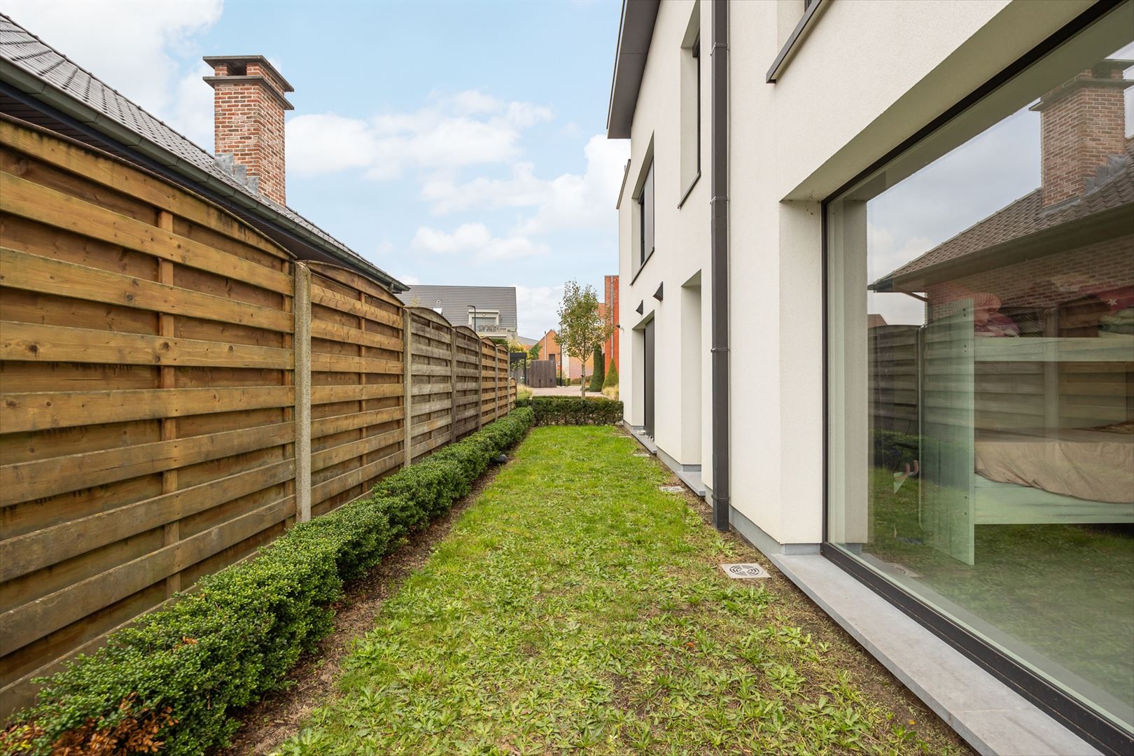 Lichtrijk gelijkvloersappartement met zuid tuin en garage. foto 15