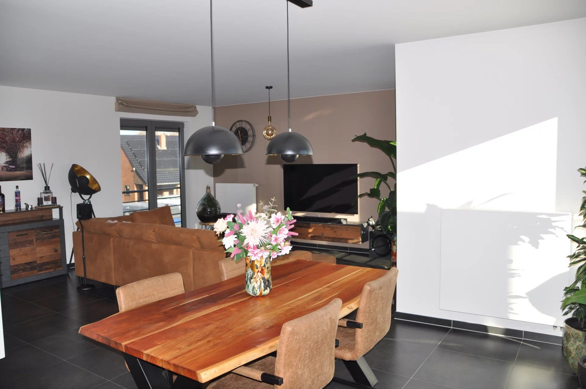 CENTRAAL GELEGEN LICHTRIJK APPARTEMENT VAN 104m² MET 2 SLPK'S foto 8