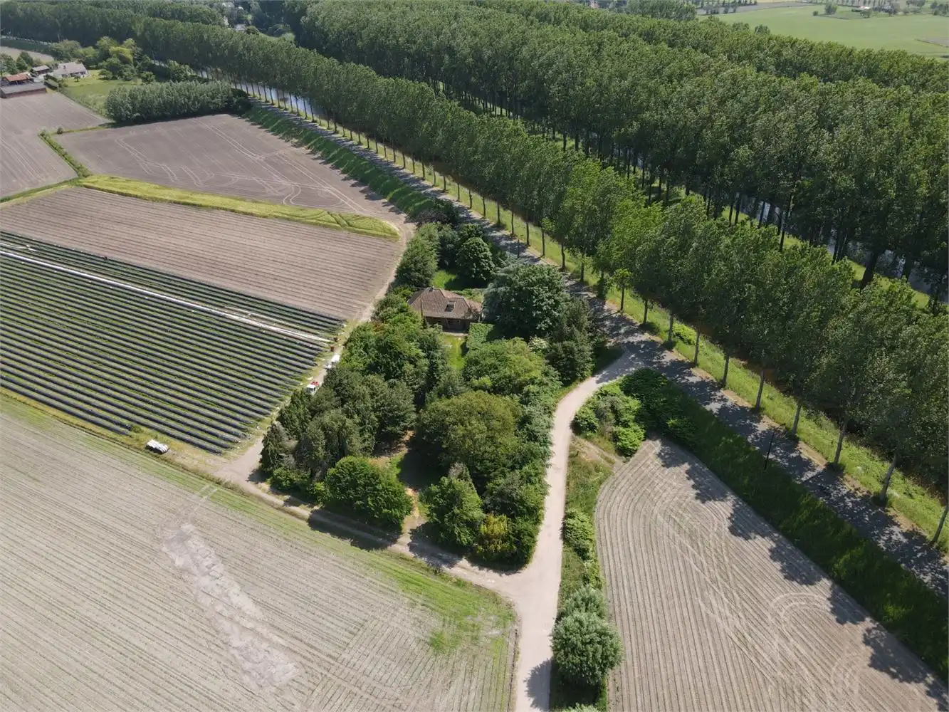 Prachtig mooi gelegen te herbouwen dijkwoning op 2820m² foto {{pictureIndex}}