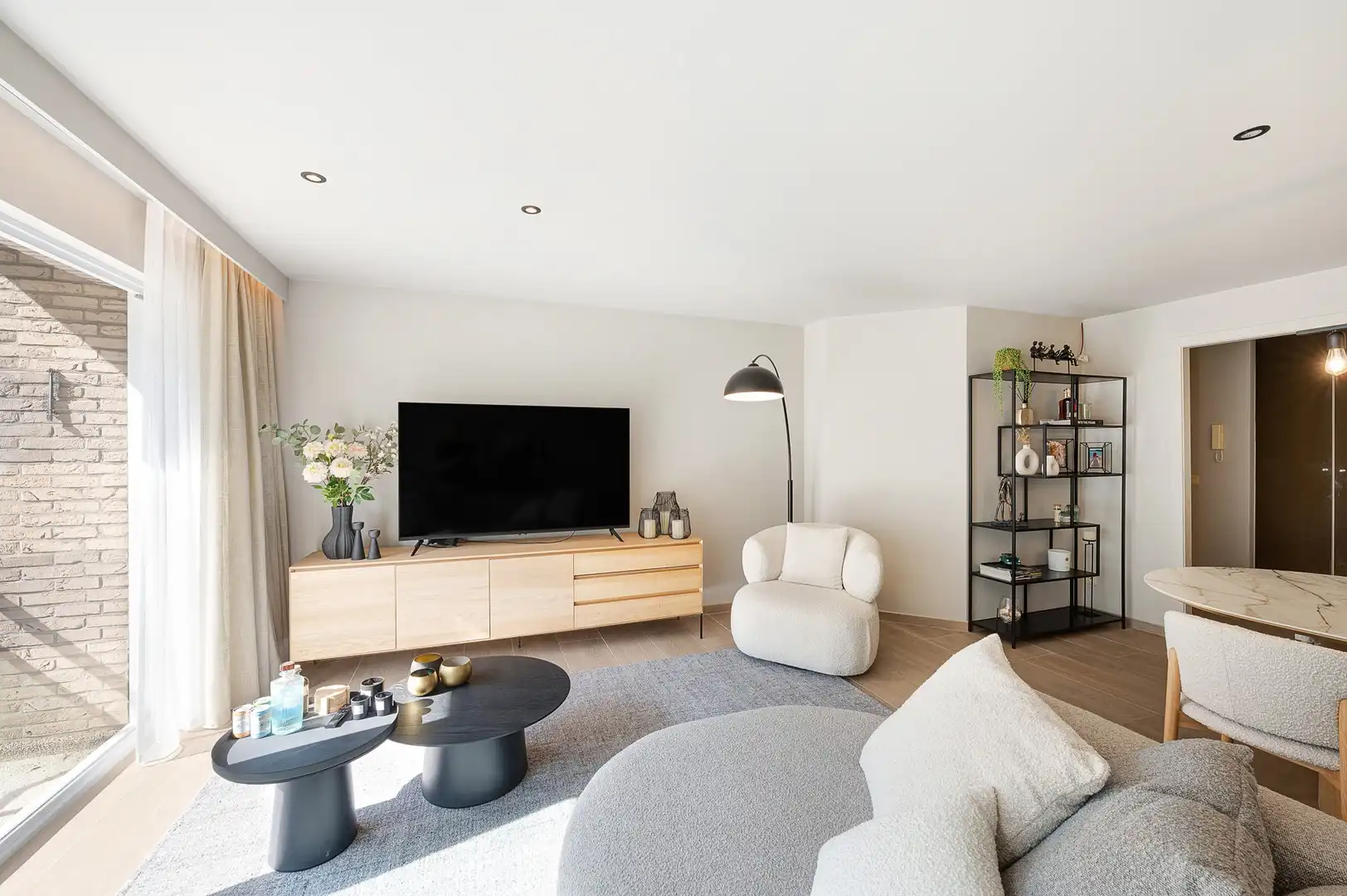 Ruim 2-slaapkamerappartement met twee terrassen nabij de zee. foto 15