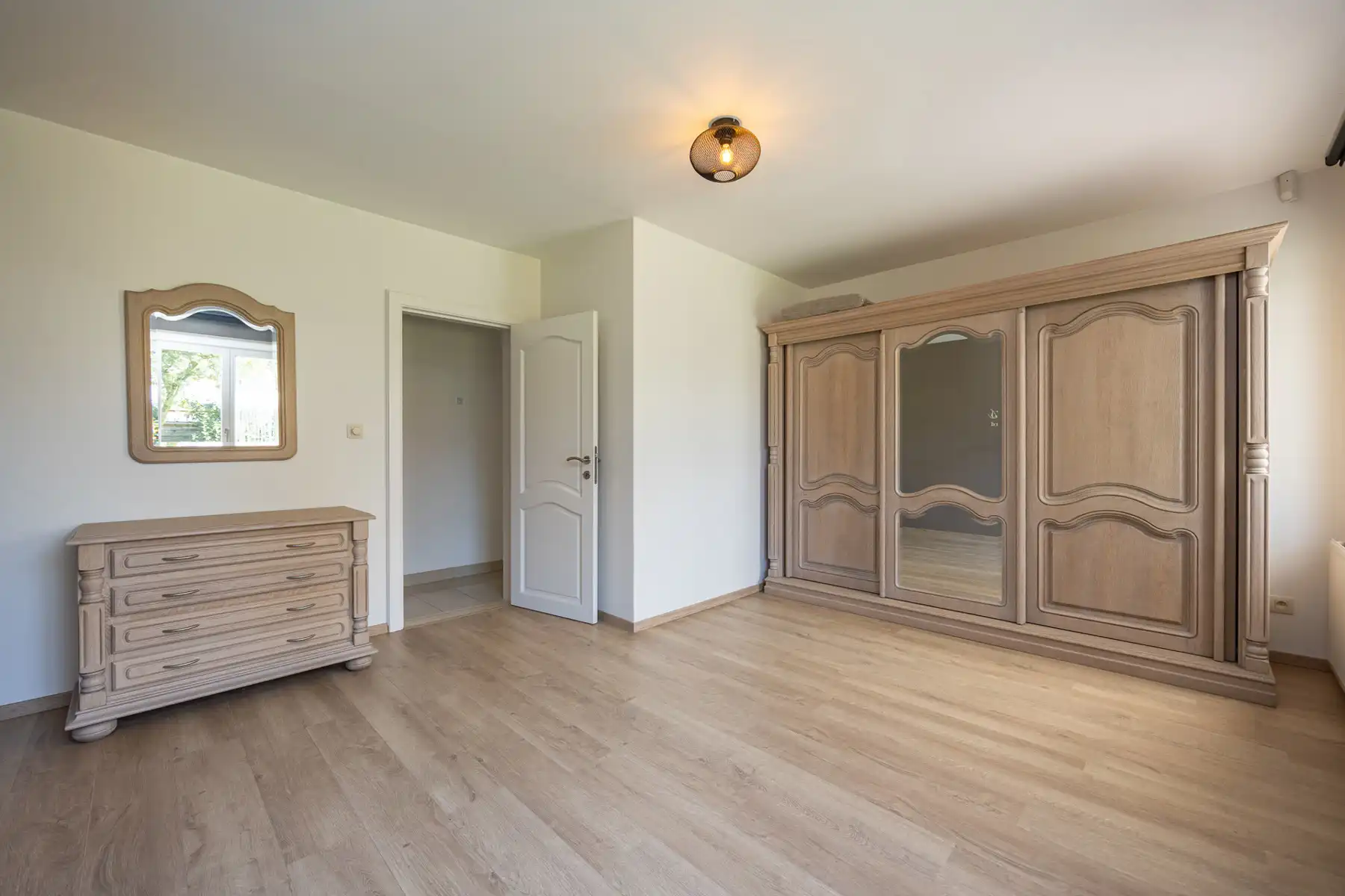 Gerenoveerde laagbouwwoning met grote opslagruimte op ca 1.374m² (opsplitsing tot 2 bouwgronden mogelijk). foto 16