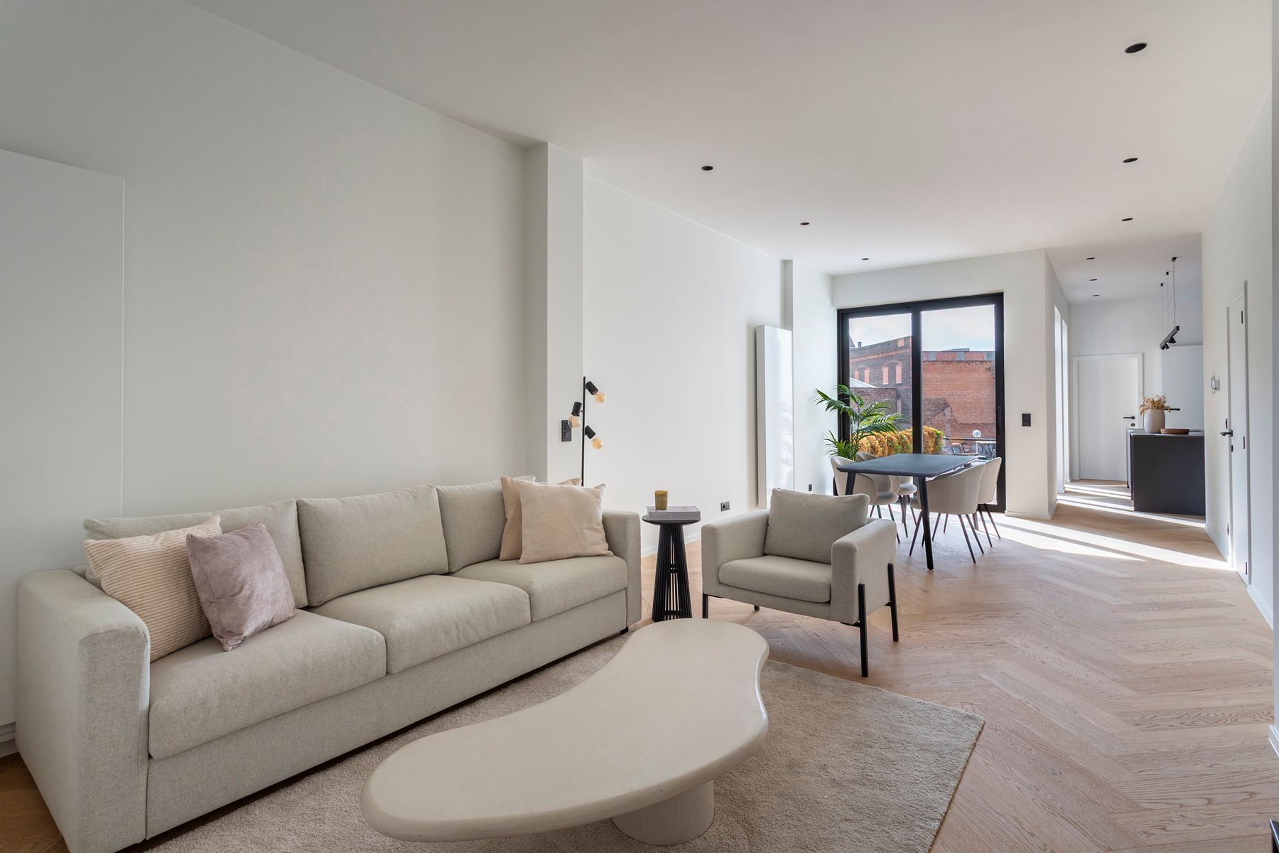 Totaalrenovatie 2 slaapkamers en toffe buitenruimte foto {{pictureIndex}}