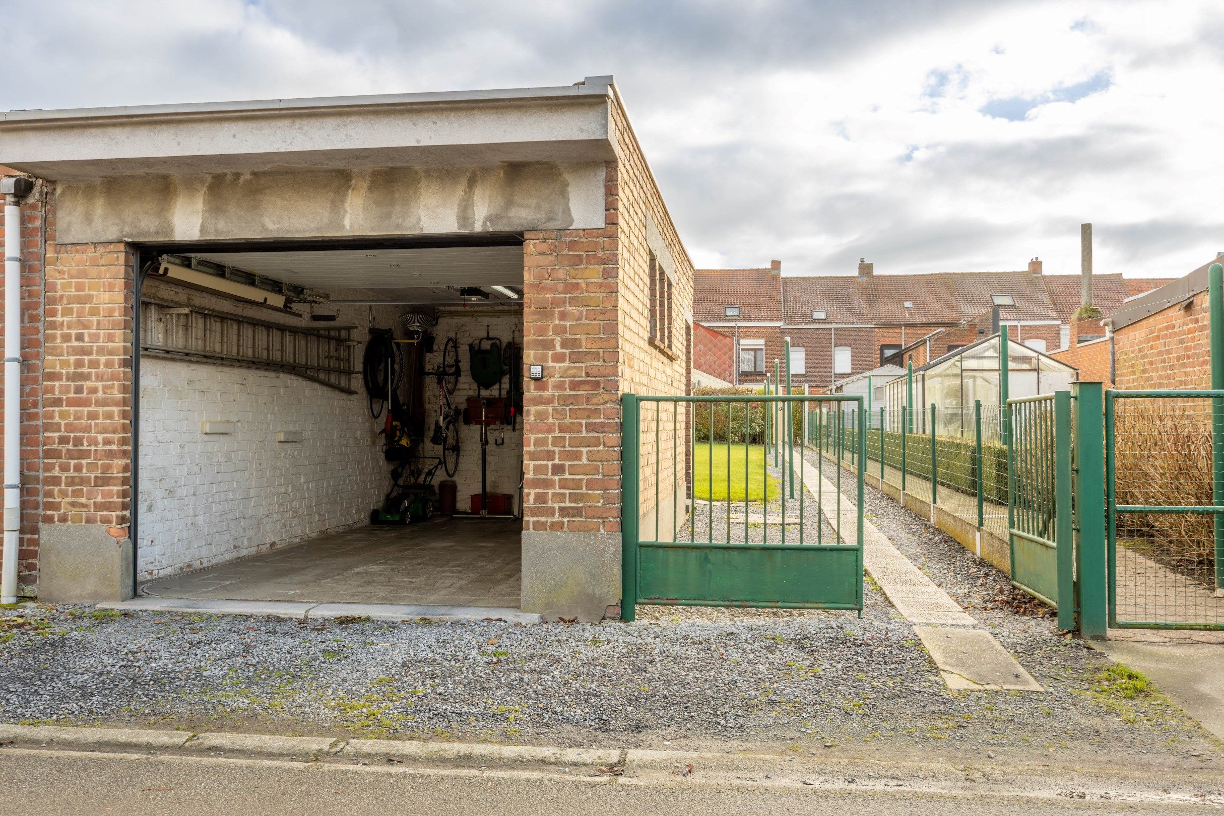 INSTAPKLARE WONING MET GARAGE EN UITWEG foto 27